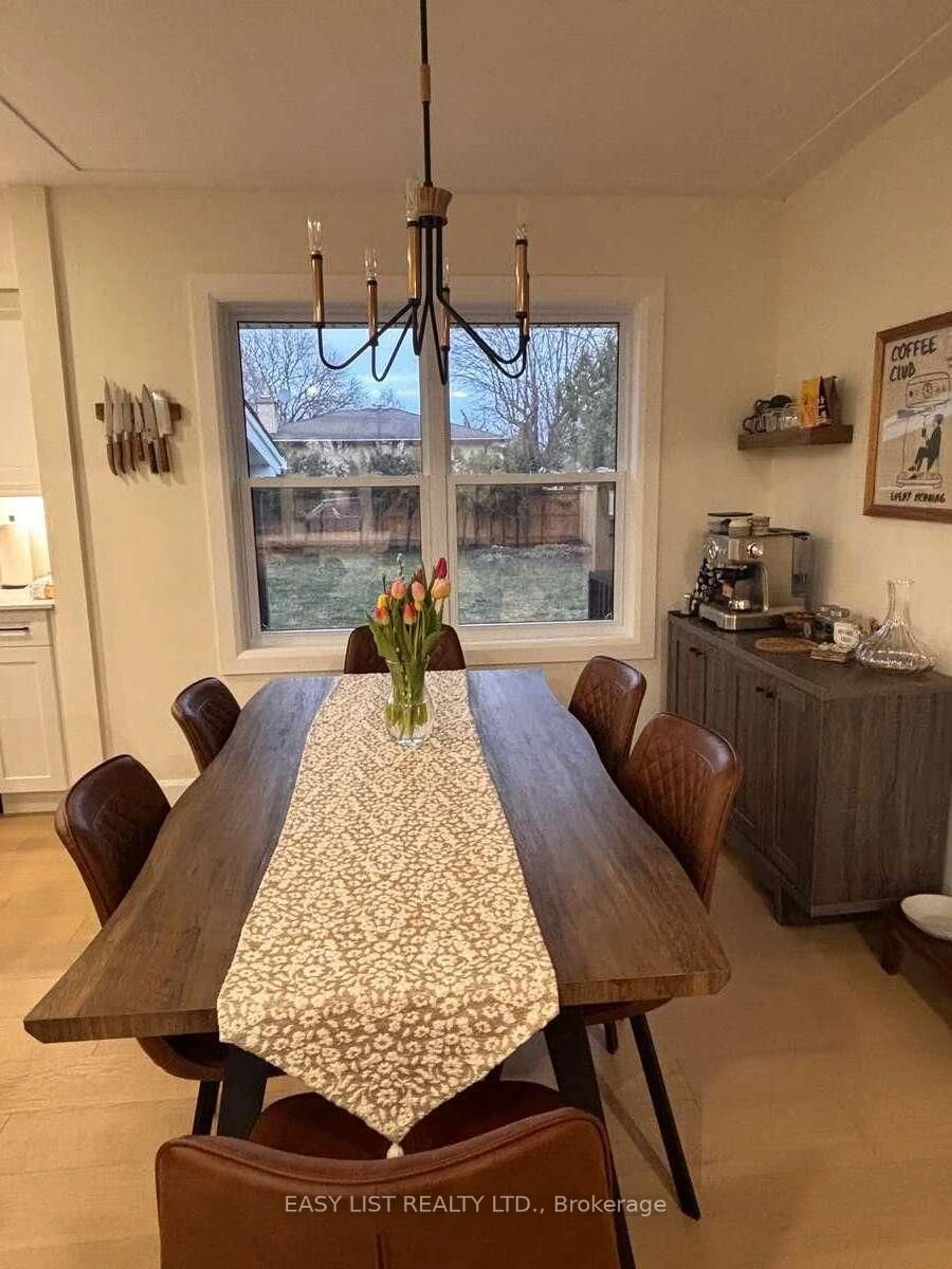 Dining room, wood/laminate floor for 345 Head St, Strathroy-Caradoc Ontario N7G 2J8
