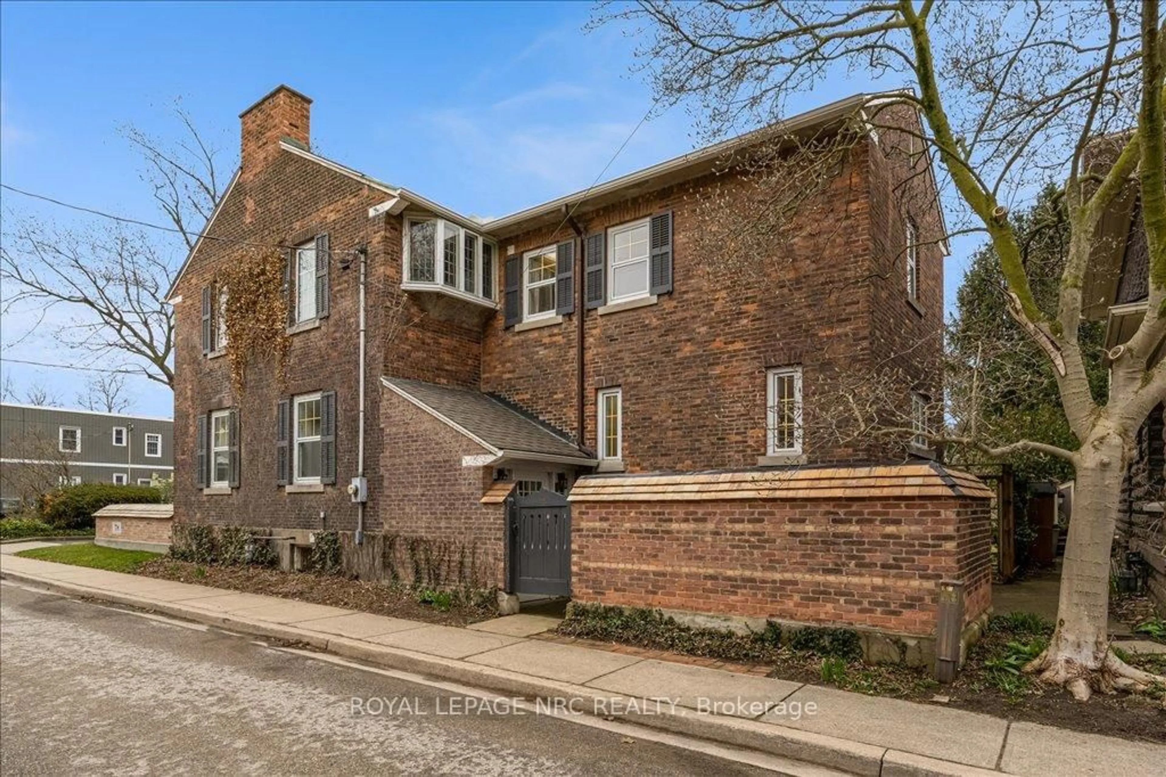 Home with brick exterior material, building for 15 Trafalgar St, St. Catharines Ontario L2R 3L9