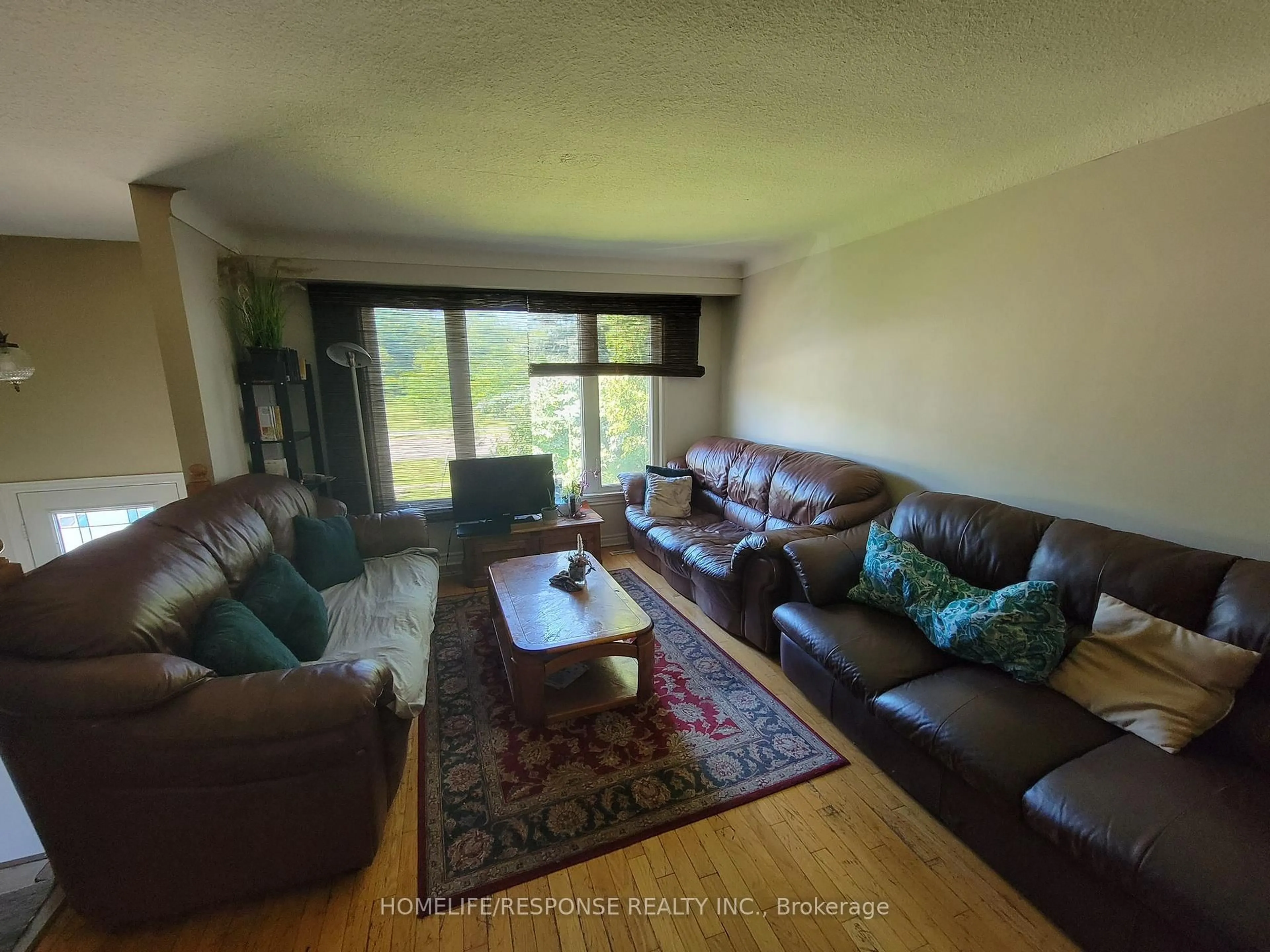 Living room with furniture, unknown for 476 First Ave, Welland Ontario L3C 6A7