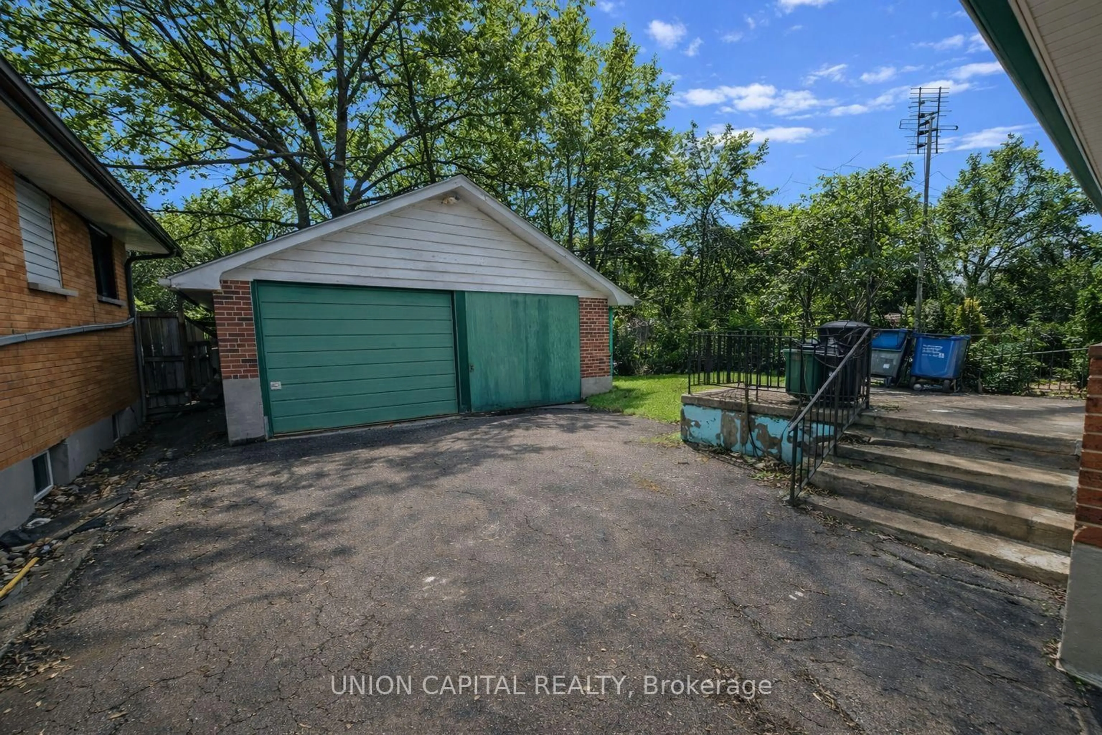 A pic from outside/outdoor area/front of a property/back of a property/a pic from drone, street for 57 Langarth St, London South Ontario N6J 1P3