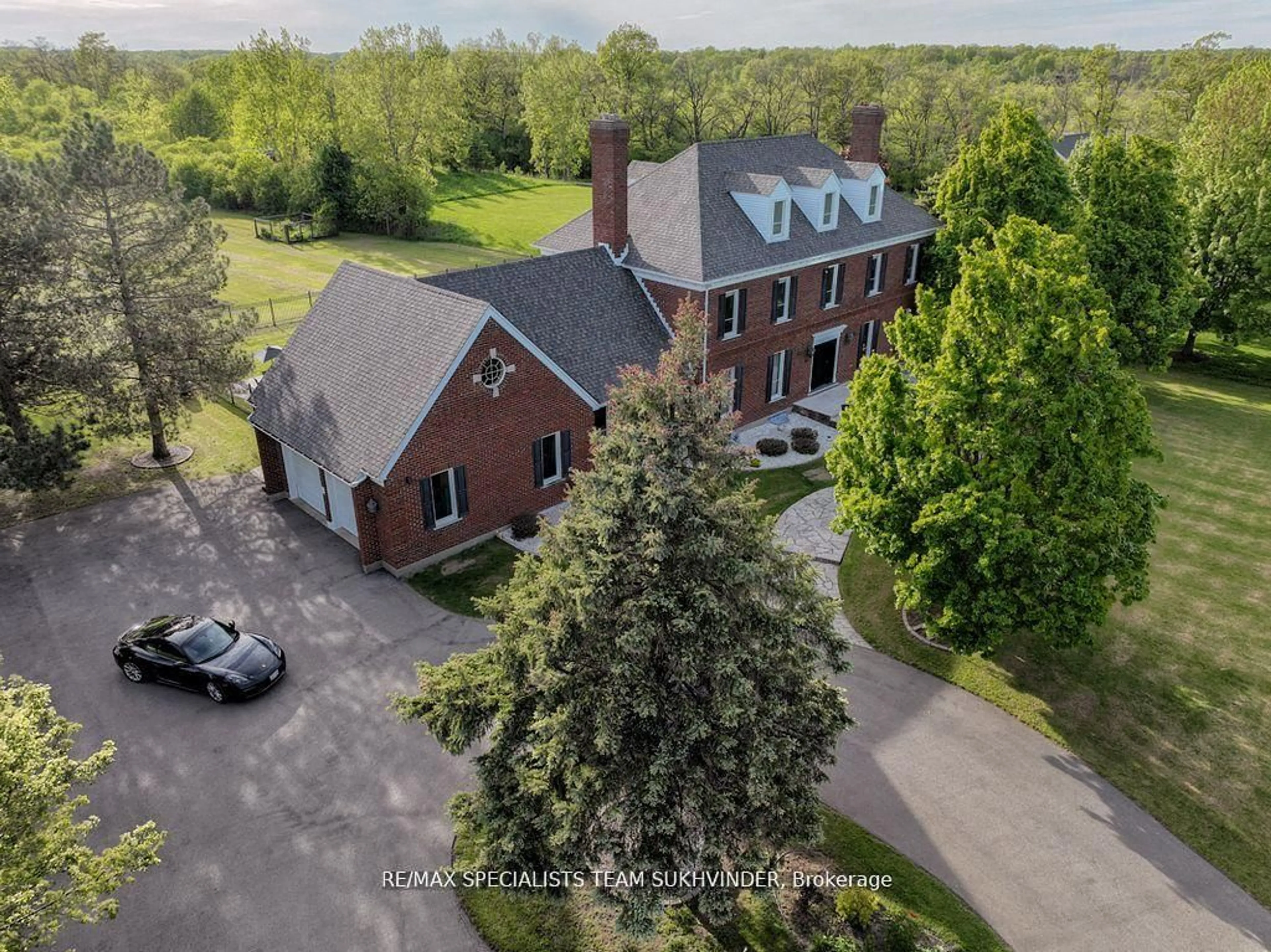 A pic from outside/outdoor area/front of a property/back of a property/a pic from drone, unknown for 891 Rosehill Rd, Fort Erie Ontario L2A 5M4