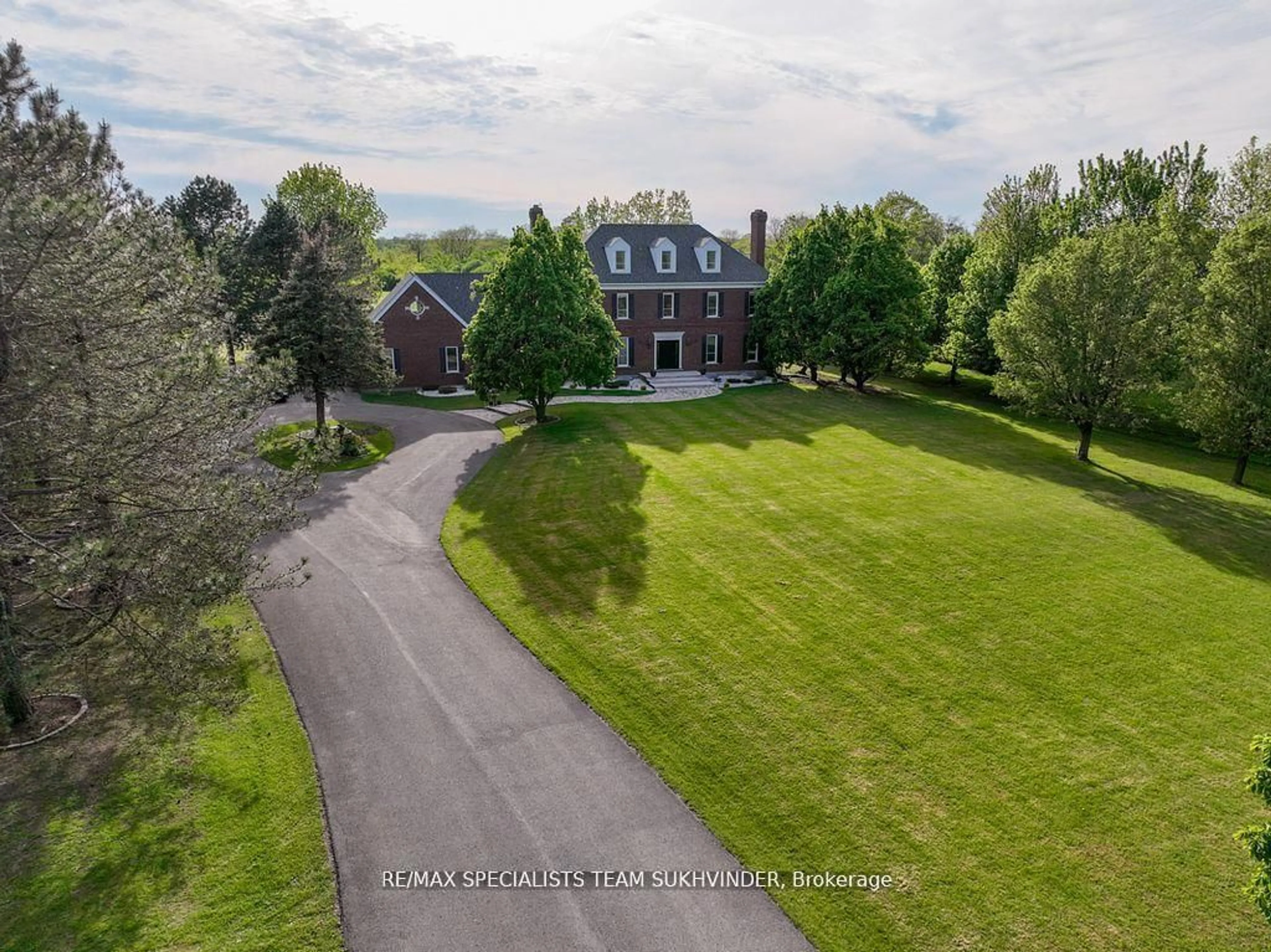 A pic from outside/outdoor area/front of a property/back of a property/a pic from drone, unknown for 891 Rosehill Rd, Fort Erie Ontario L2A 5M4