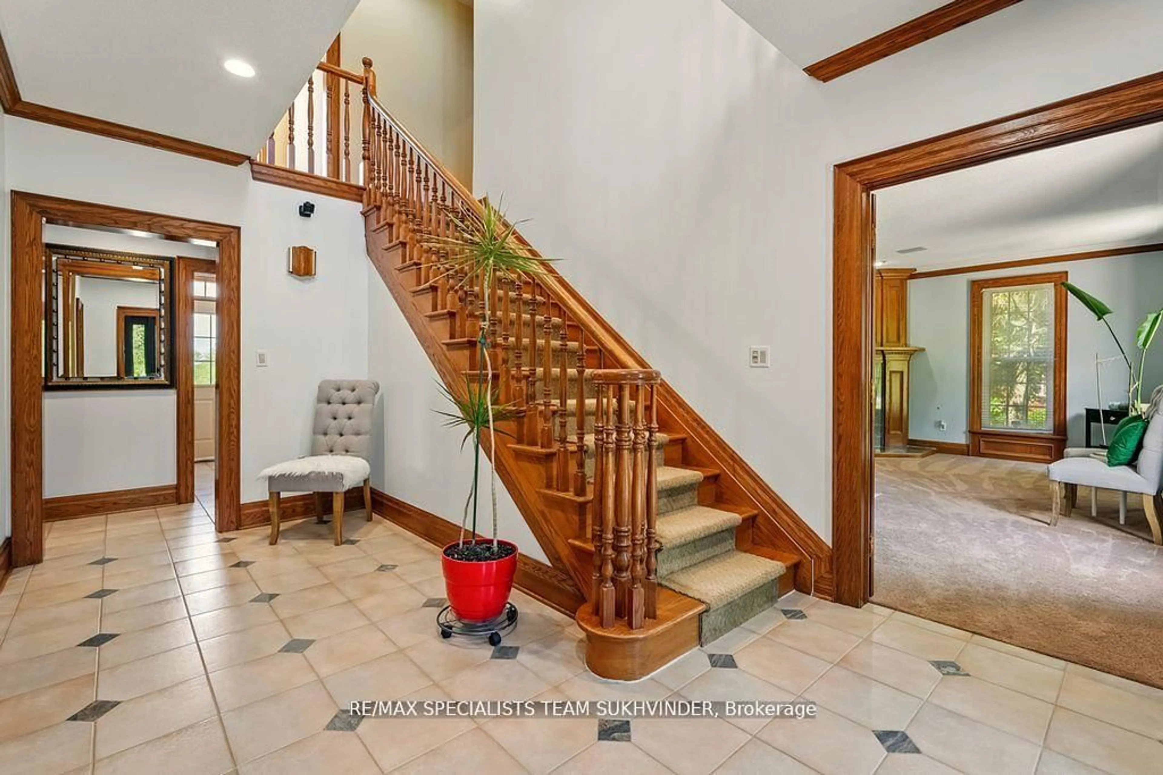 Indoor foyer for 891 Rosehill Rd, Fort Erie Ontario L2A 5M4
