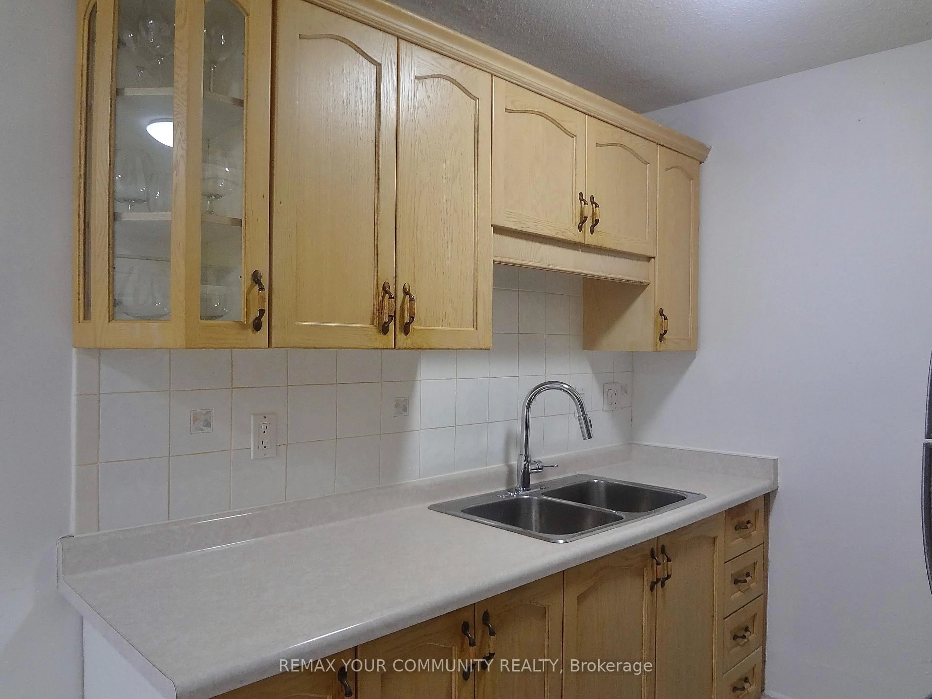 Standard kitchen, unknown for 893 Concession St #106, Hamilton Ontario L8V 1E7