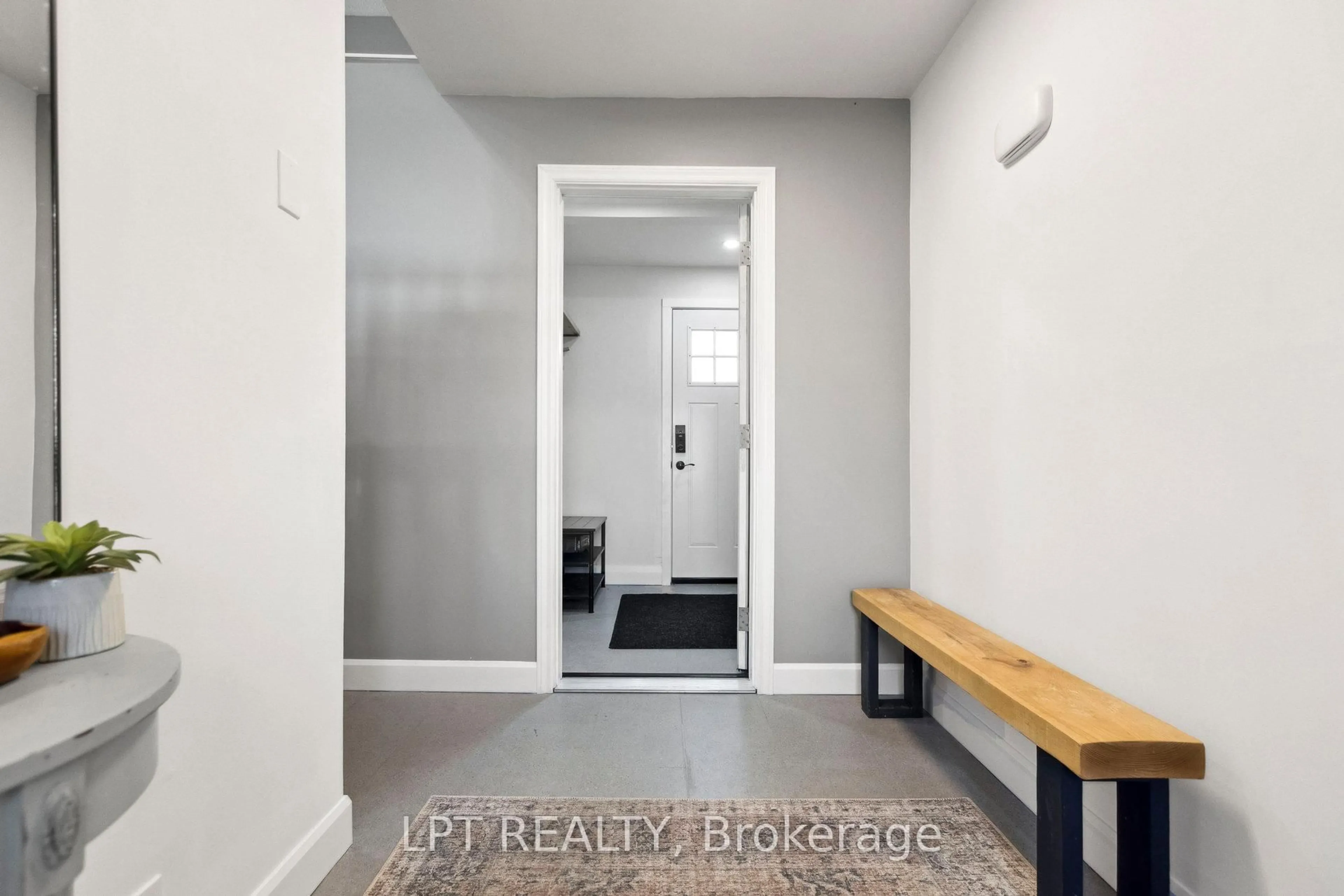 Indoor entryway for 7429 Sideroad 20 Sdrd, Mapleton Ontario N0B 1A0