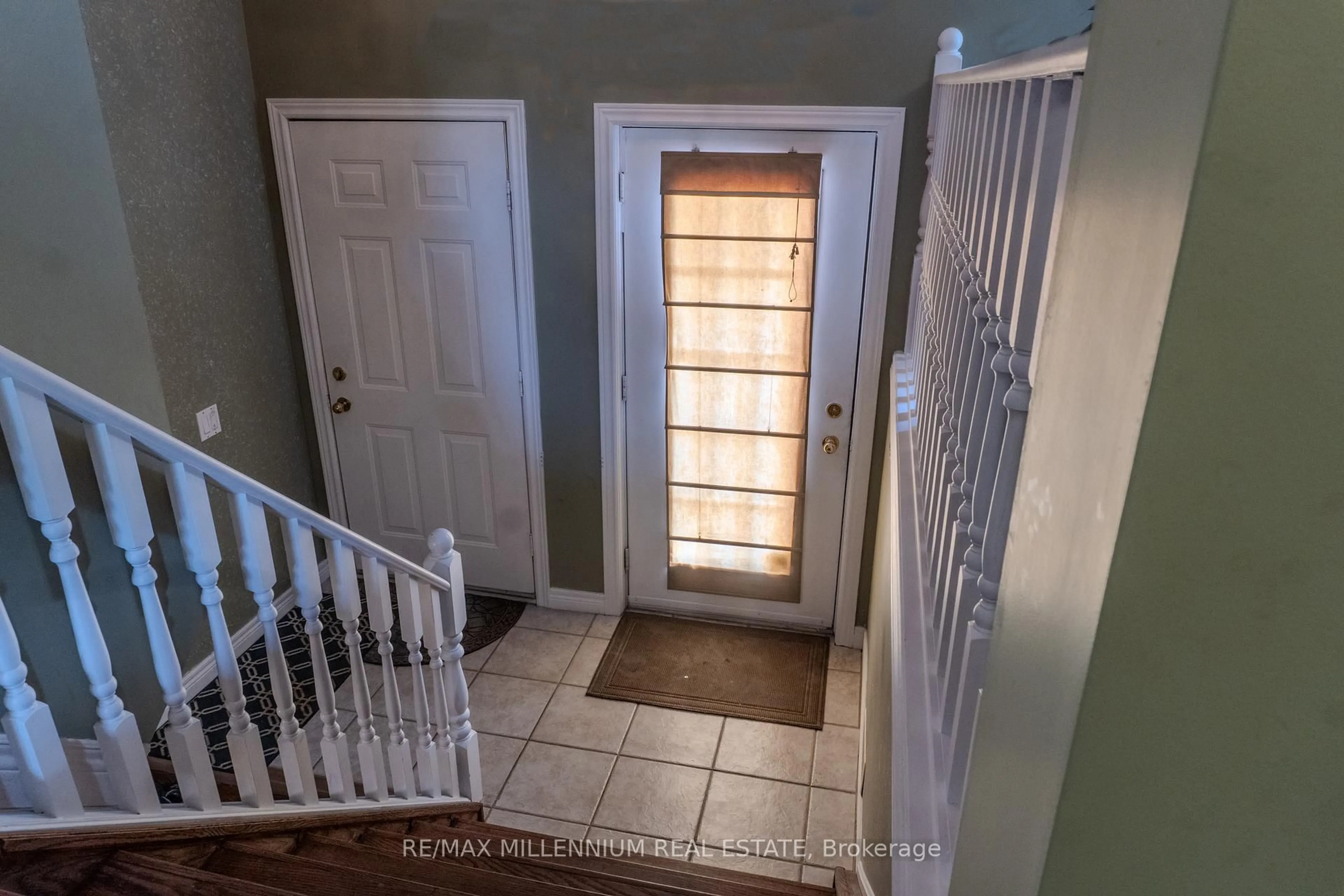 Indoor entryway for 185 Elm Ave, Windsor Ontario N9A 5G9