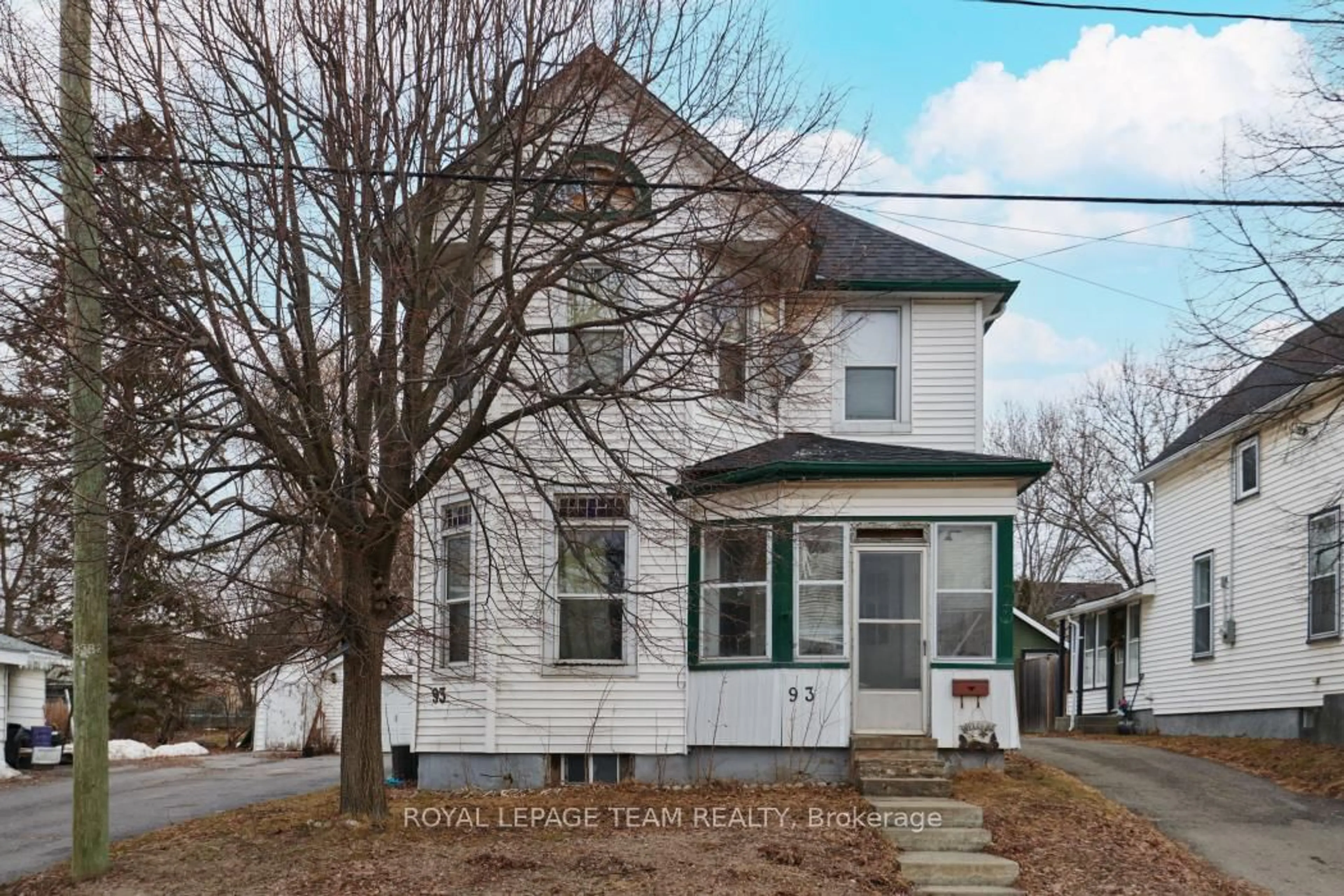 Unknown for 93 Queen St, Smiths Falls Ontario K7A 3N5