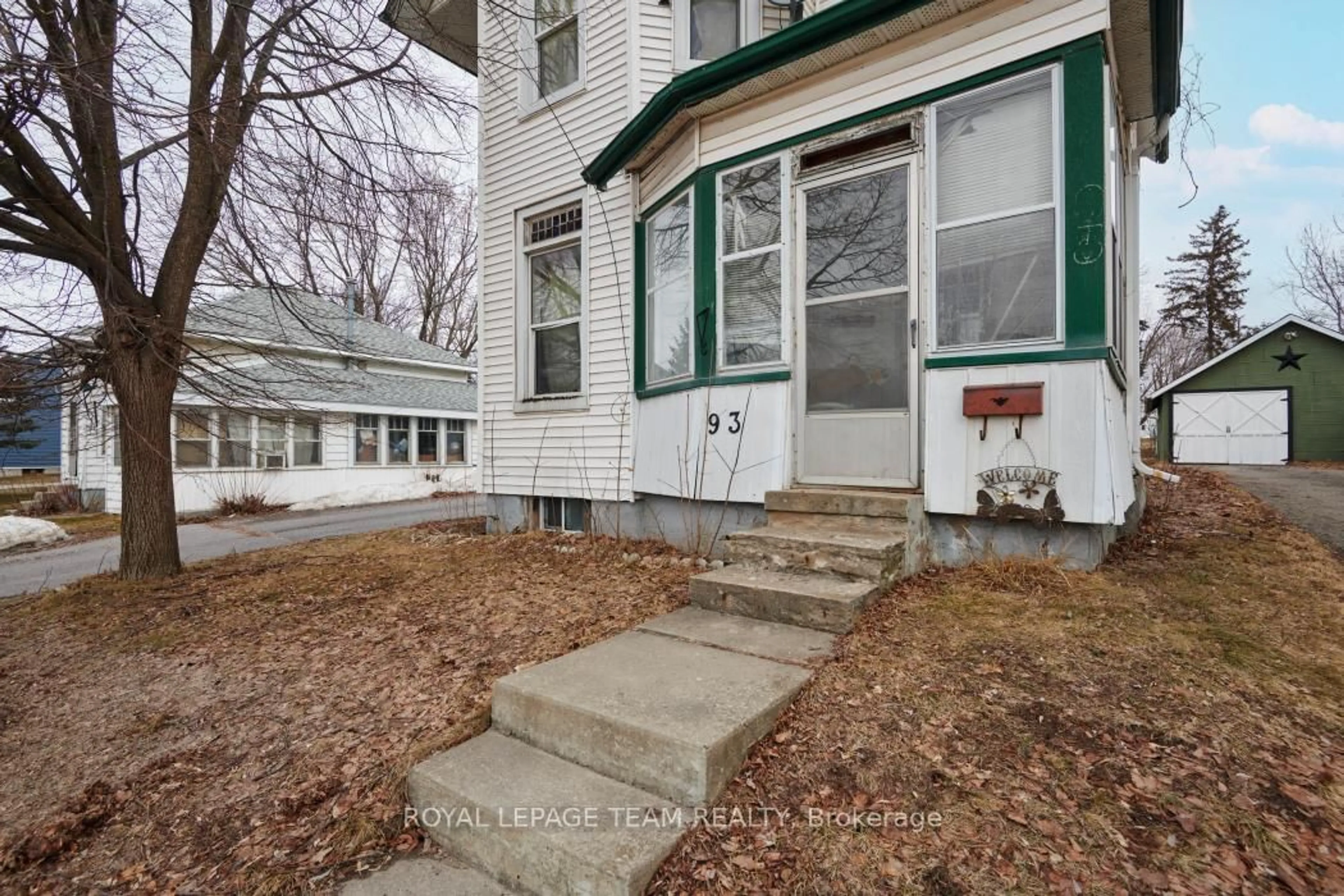 Unknown for 93 Queen St, Smiths Falls Ontario K7A 3N5