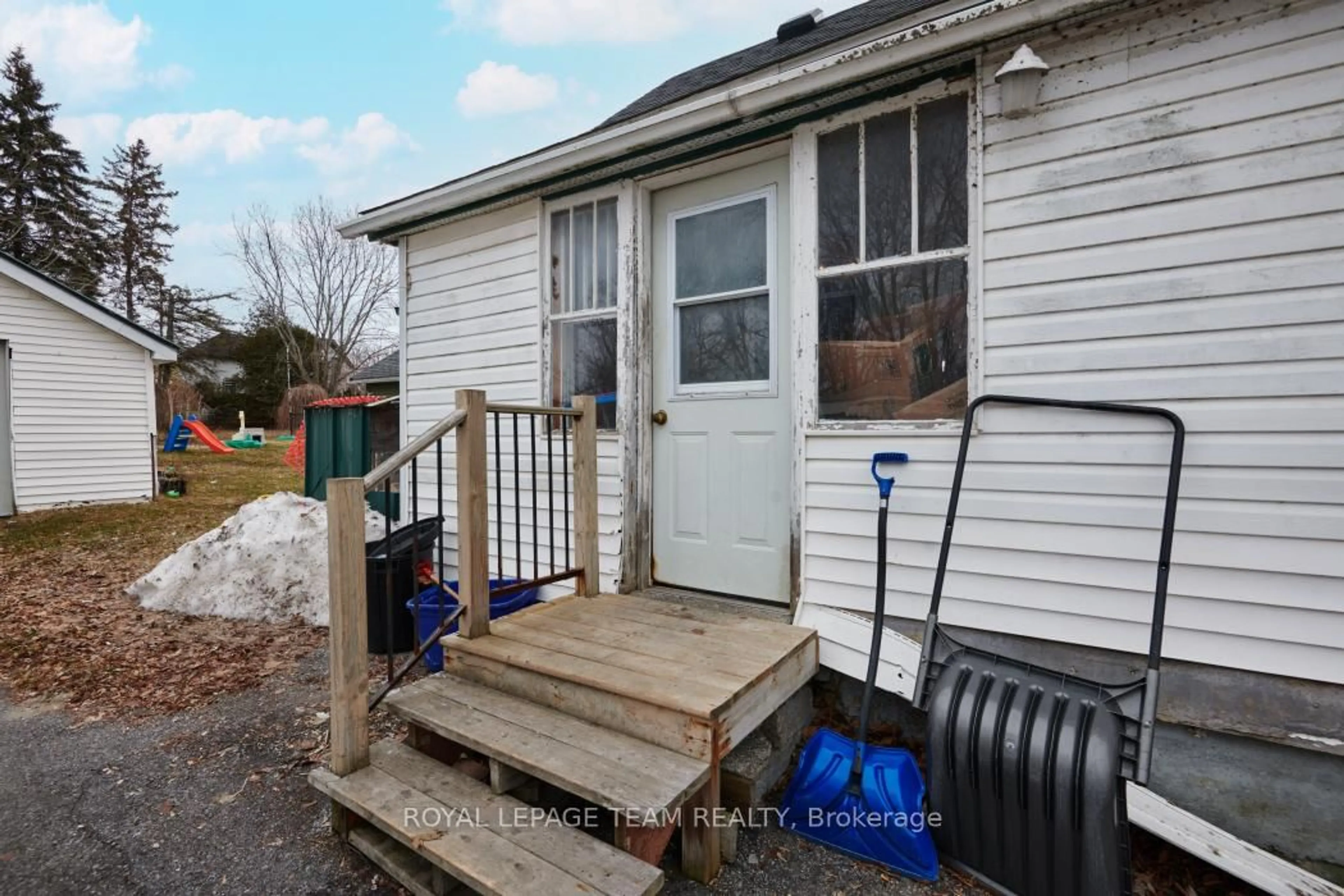 Unknown for 93 Queen St, Smiths Falls Ontario K7A 3N5