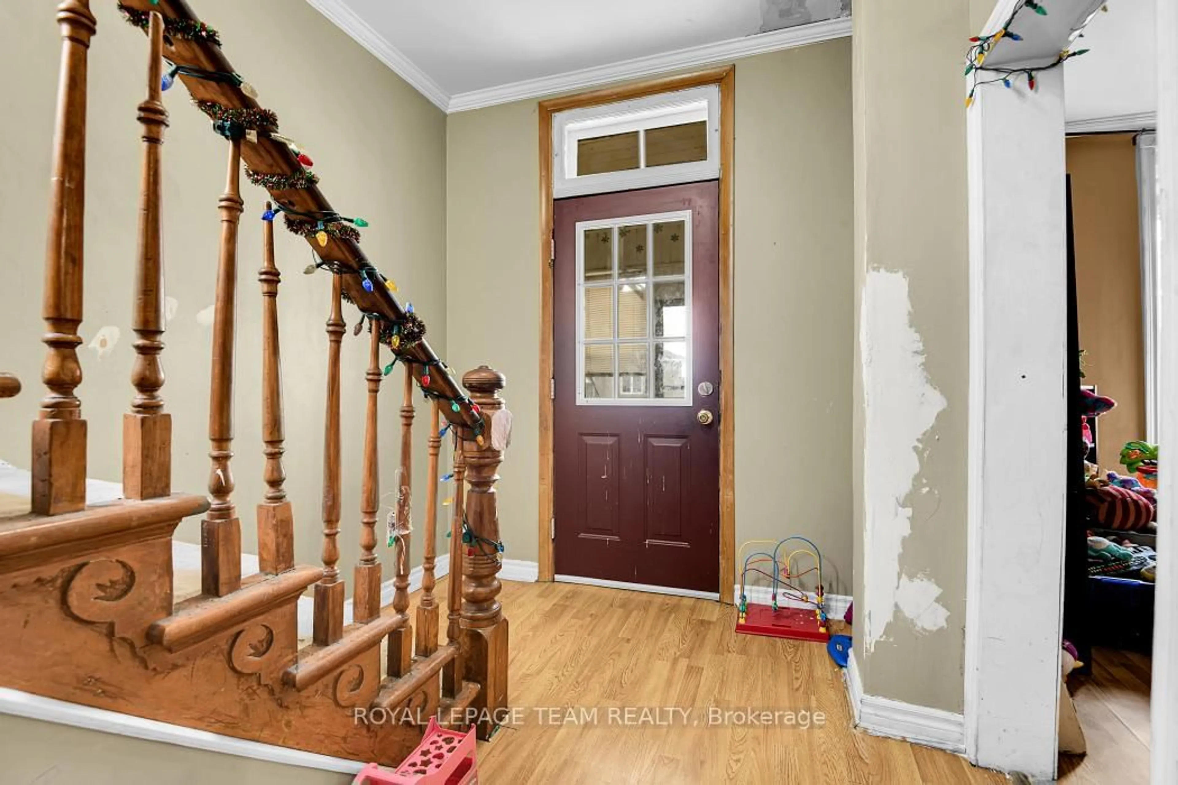 Indoor entryway for 93 Queen St, Smiths Falls Ontario K7A 3N5