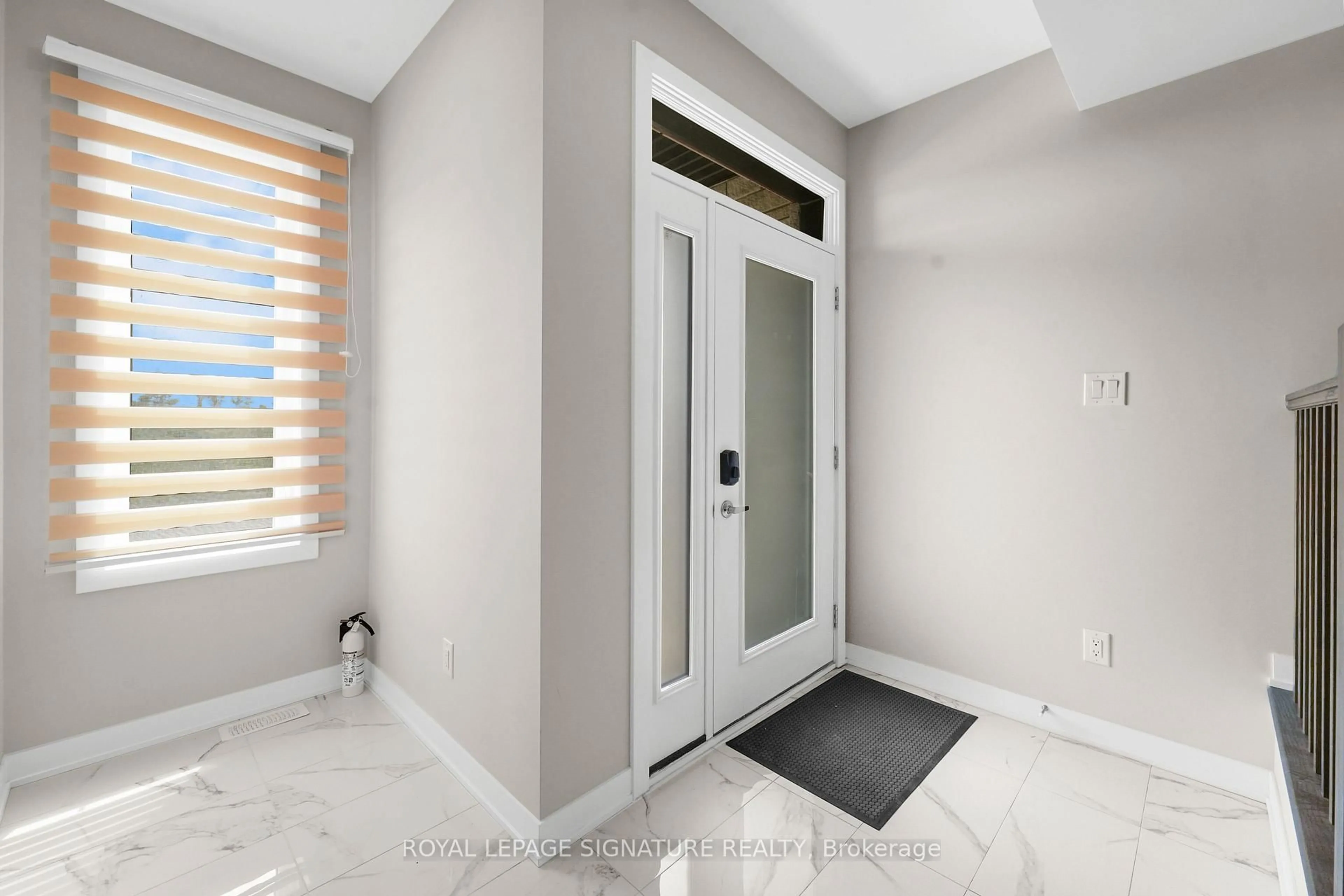 Indoor entryway for 280 Sapling Grve, Ottawa Ontario K2J 7L9