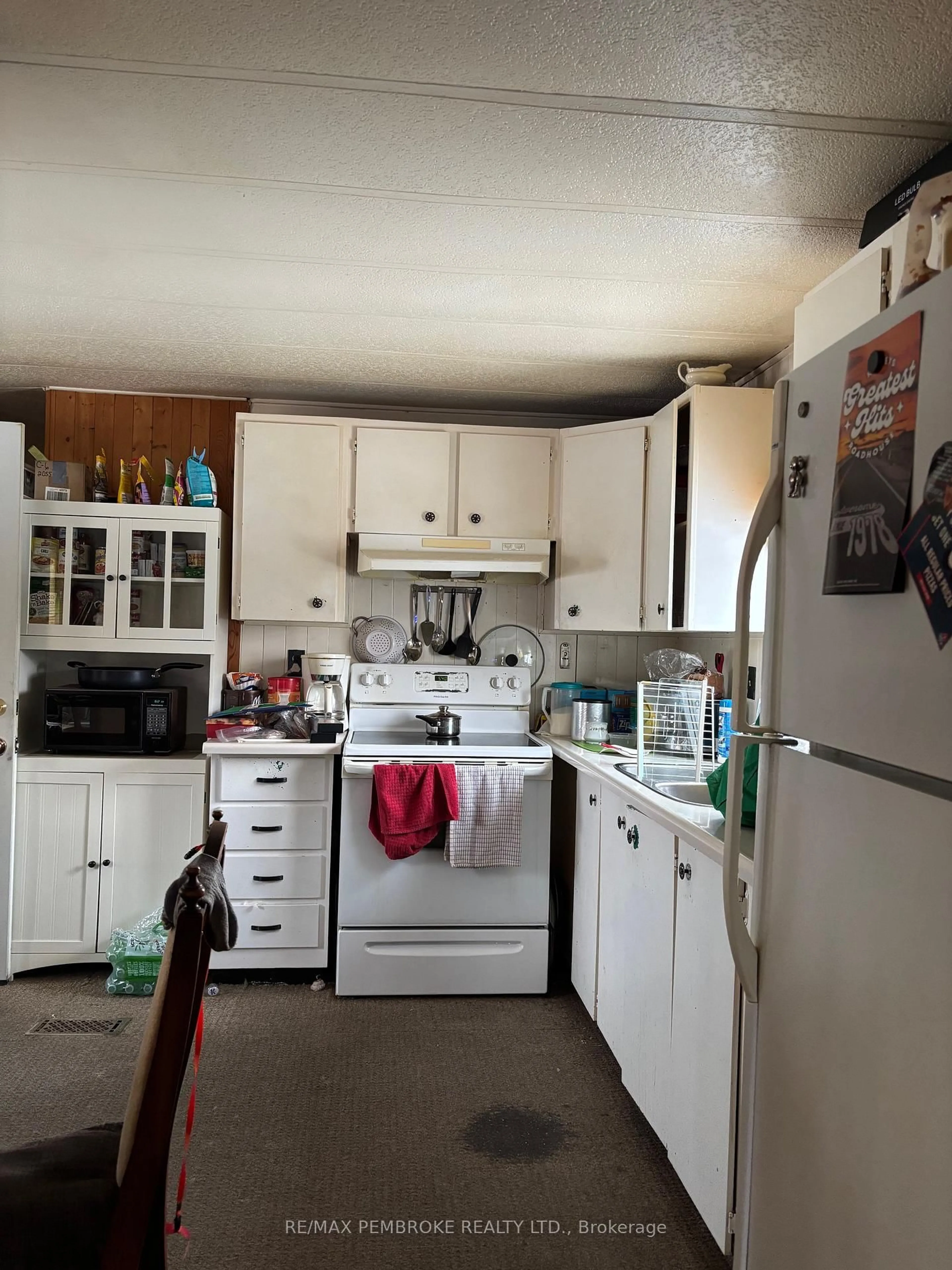 Standard kitchen, unknown for 69 Pinehurst Estates, Petawawa Ontario K8H 2H2