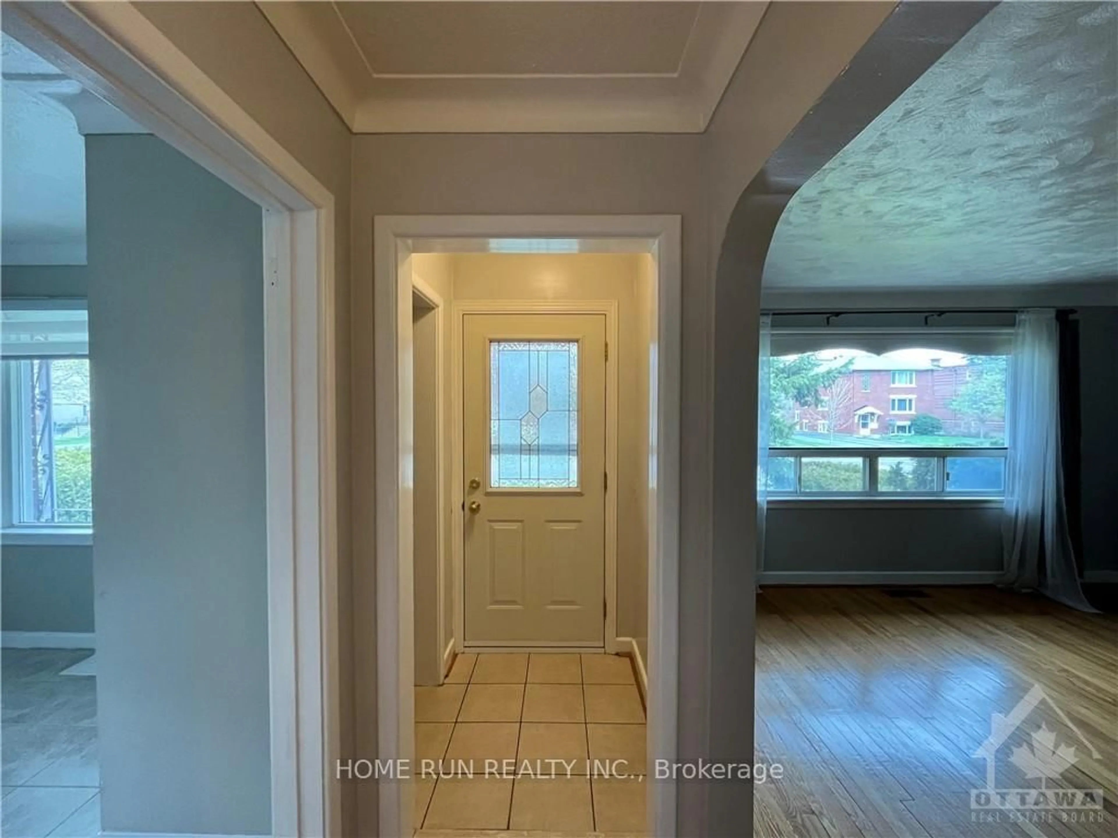 Indoor entryway for 98 Donald St, Ottawa Ontario K1K 1N2