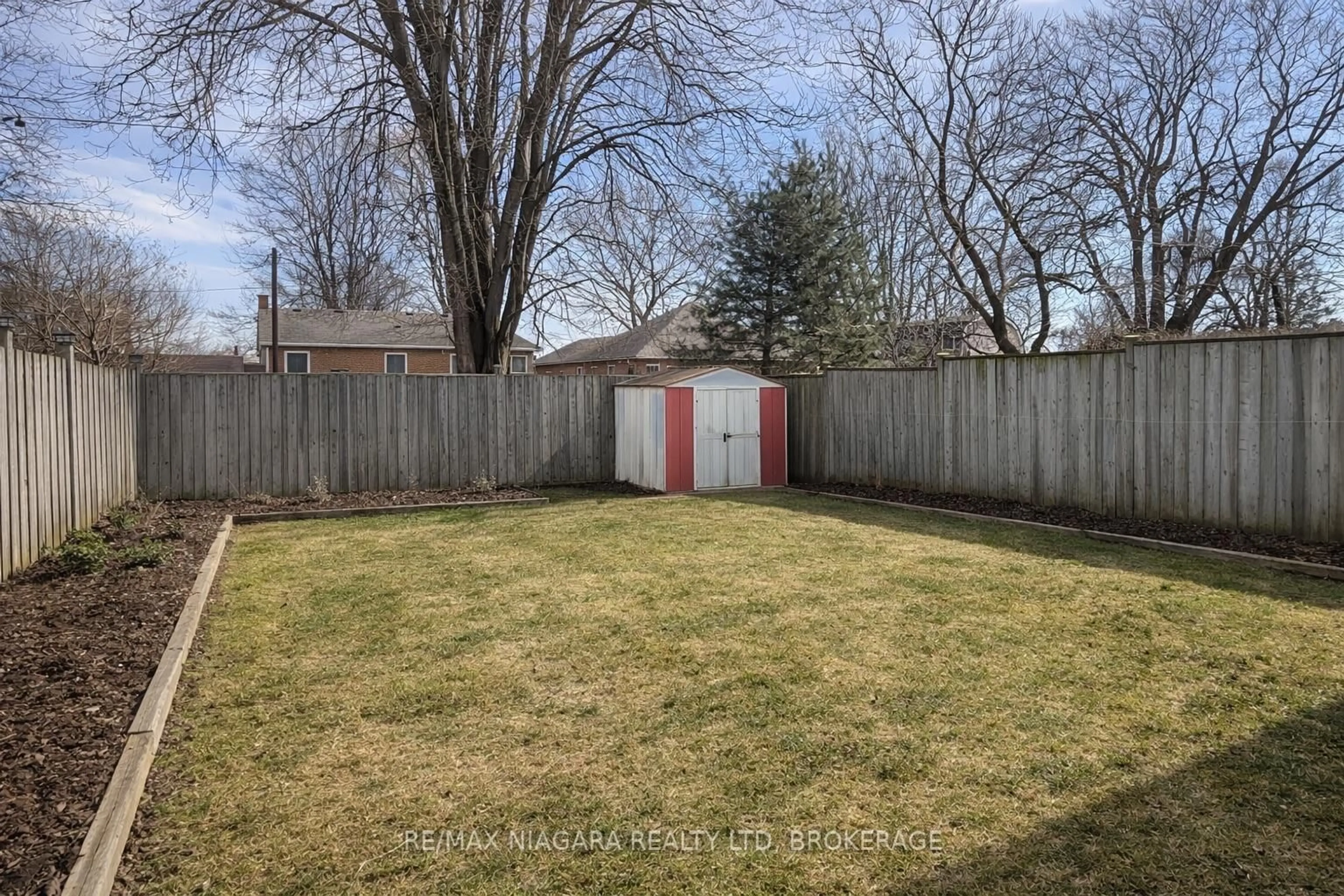 Shed for 19 Nottingham Crt, Welland Ontario L3C 5X4