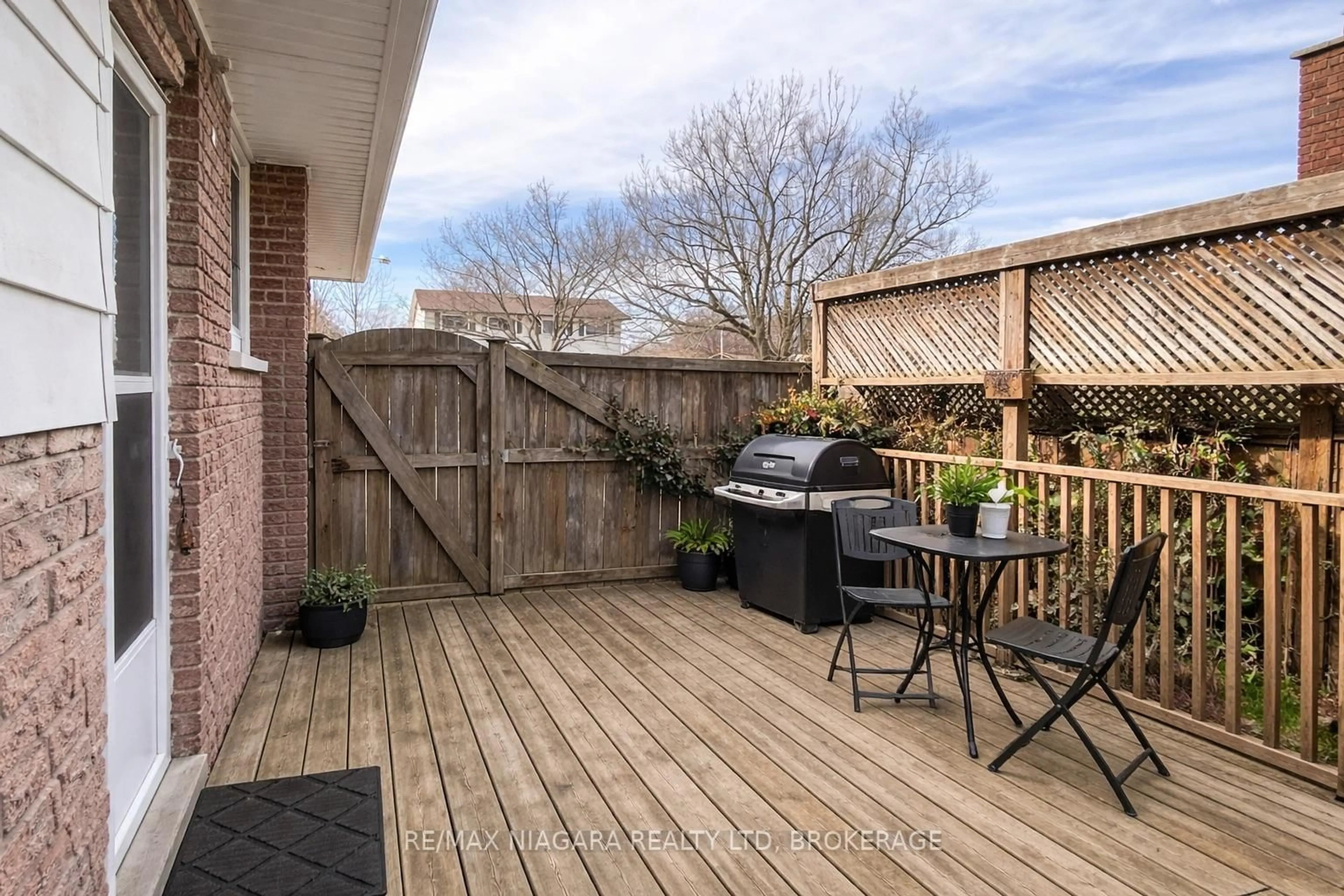 Patio, street for 19 Nottingham Crt, Welland Ontario L3C 5X4