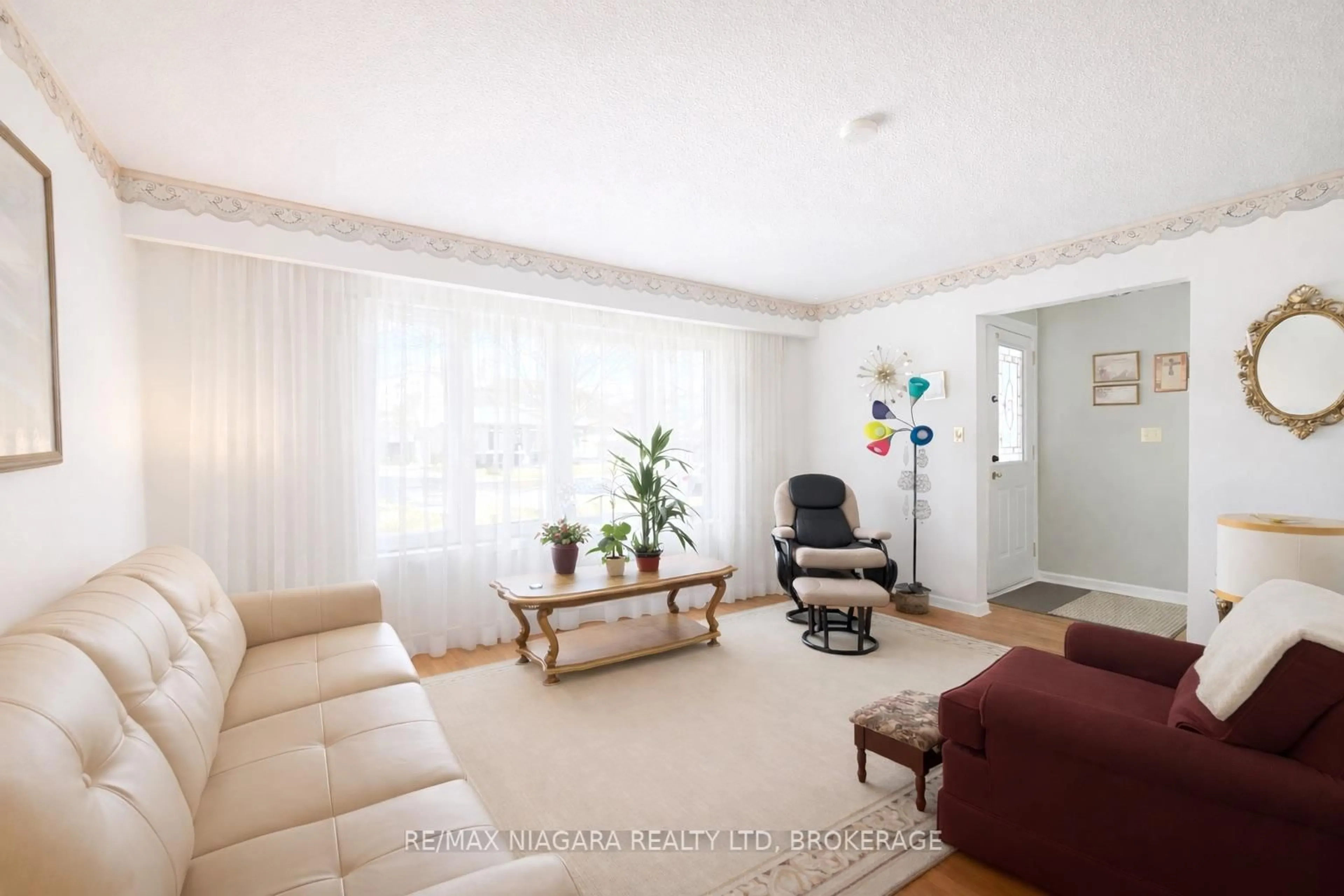 Living room with furniture, unknown for 19 Nottingham Crt, Welland Ontario L3C 5X4