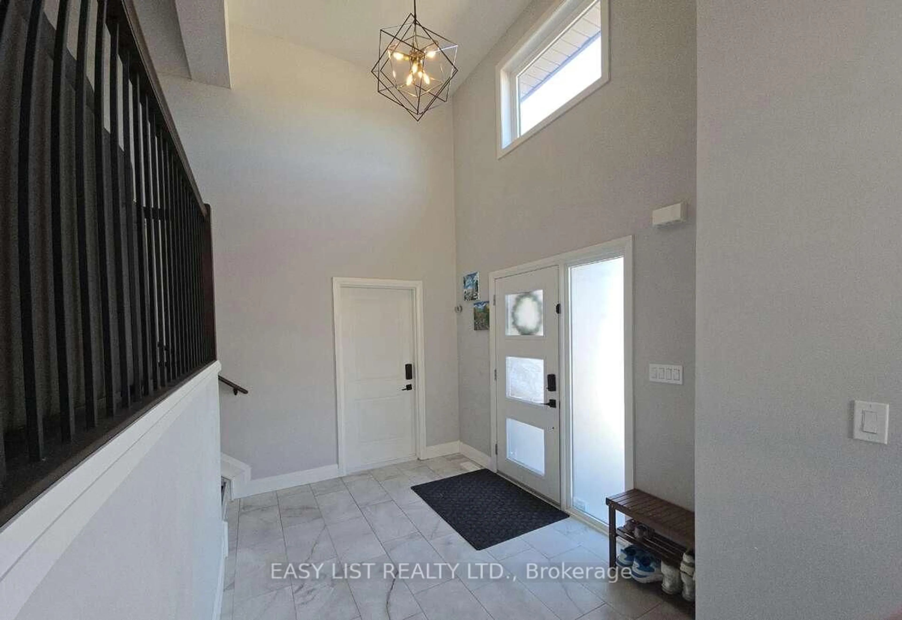 Indoor entryway for 257 Robinson Ave, Essex Ontario N8M 0A8