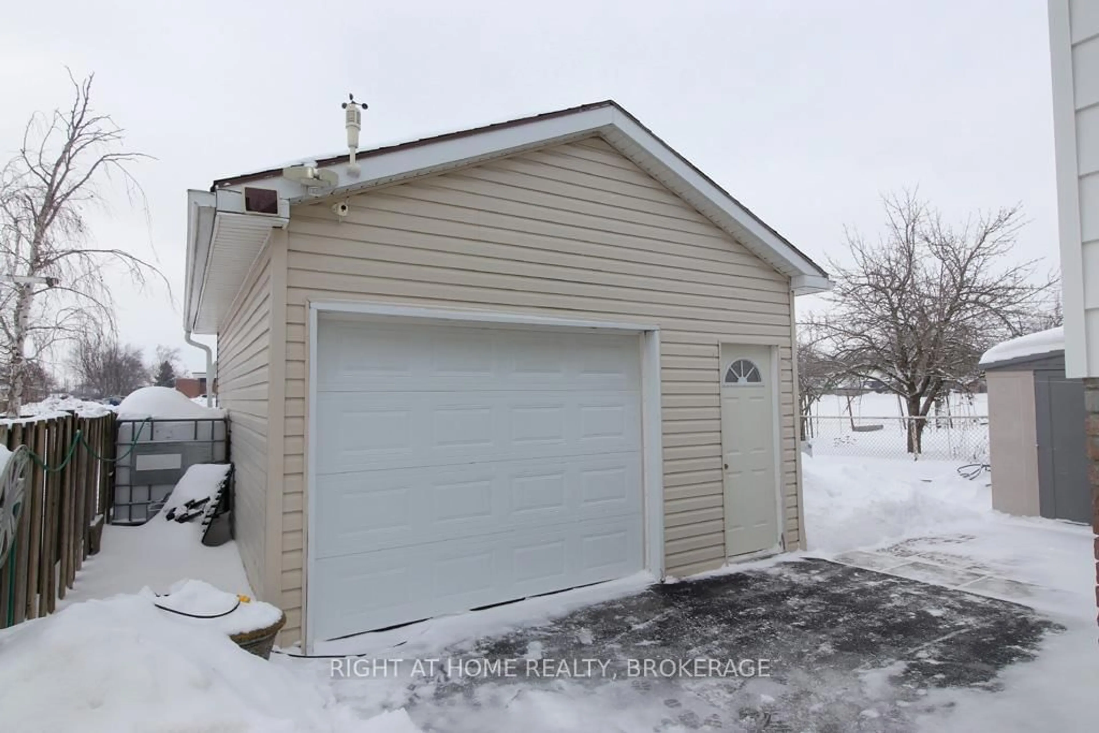 Indoor garage for 645 Lincoln St, Welland Ontario L3B 4R6