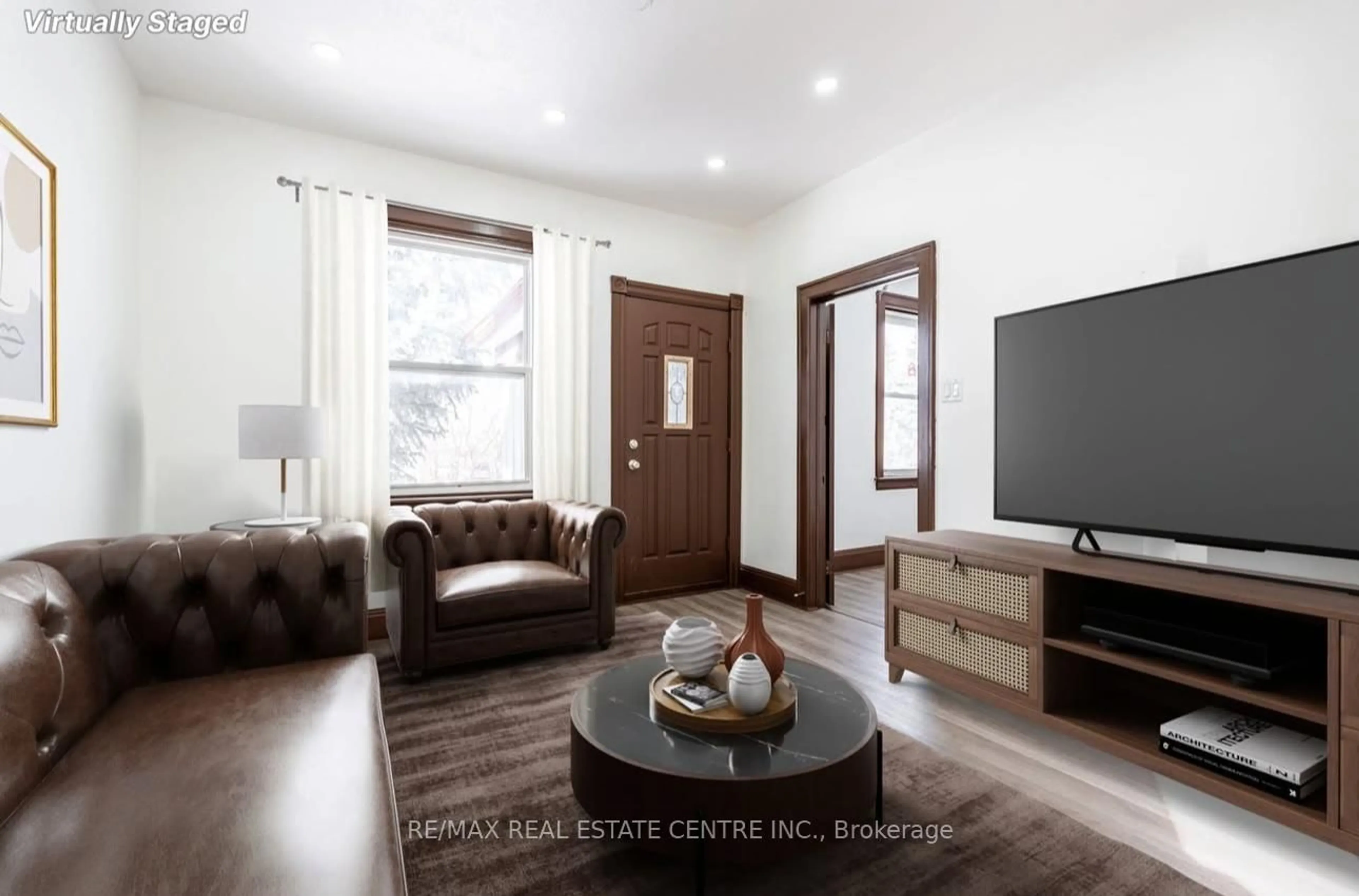 Living room with furniture, unknown for 5 Easton St, Cambridge Ontario N1R 1G3