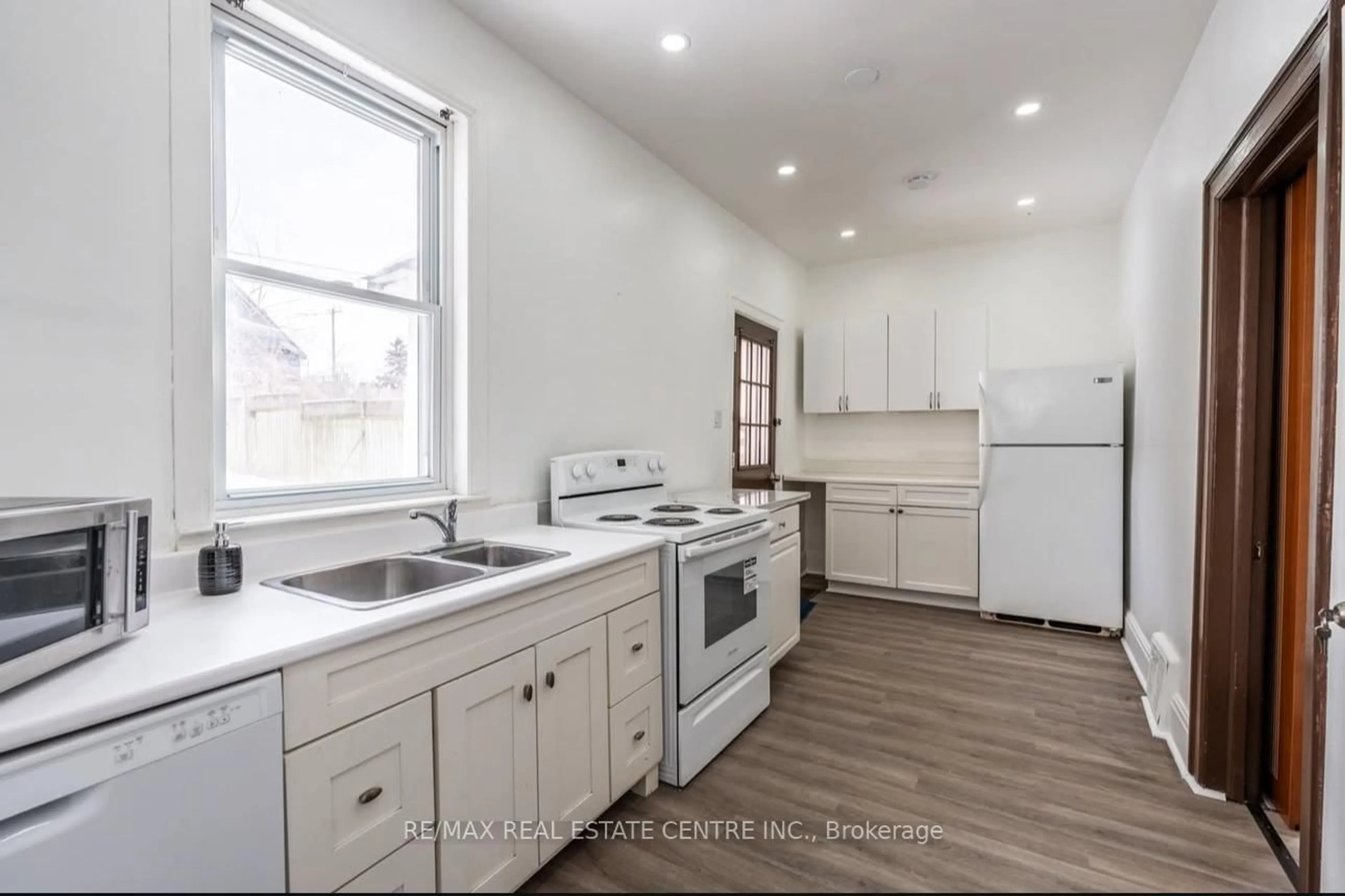 Unknown for 5 Easton St, Cambridge Ontario N1R 1G3