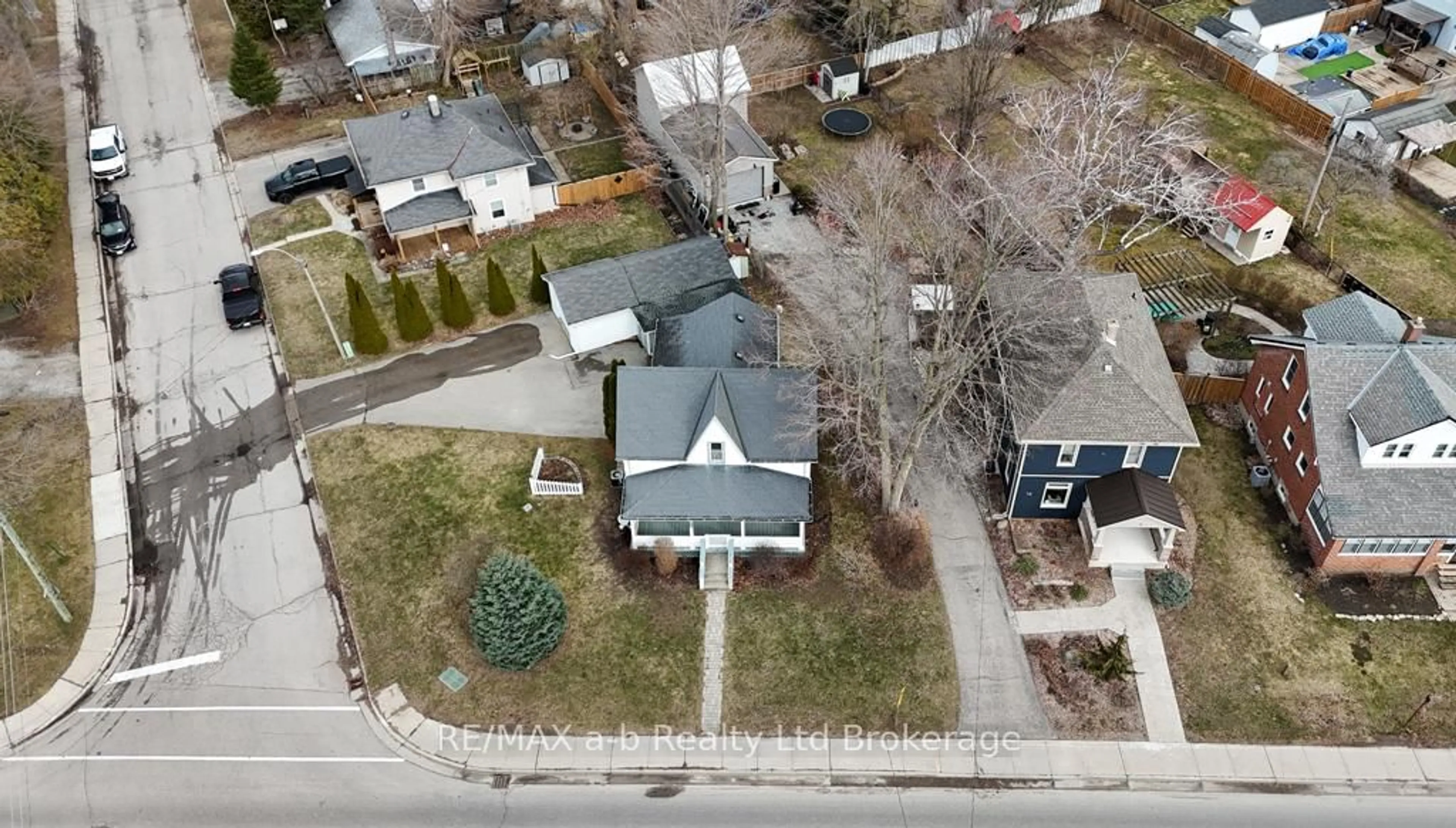 A pic from outside/outdoor area/front of a property/back of a property/a pic from drone, street for 20 Concession St, Tillsonburg Ontario N4G 1R2