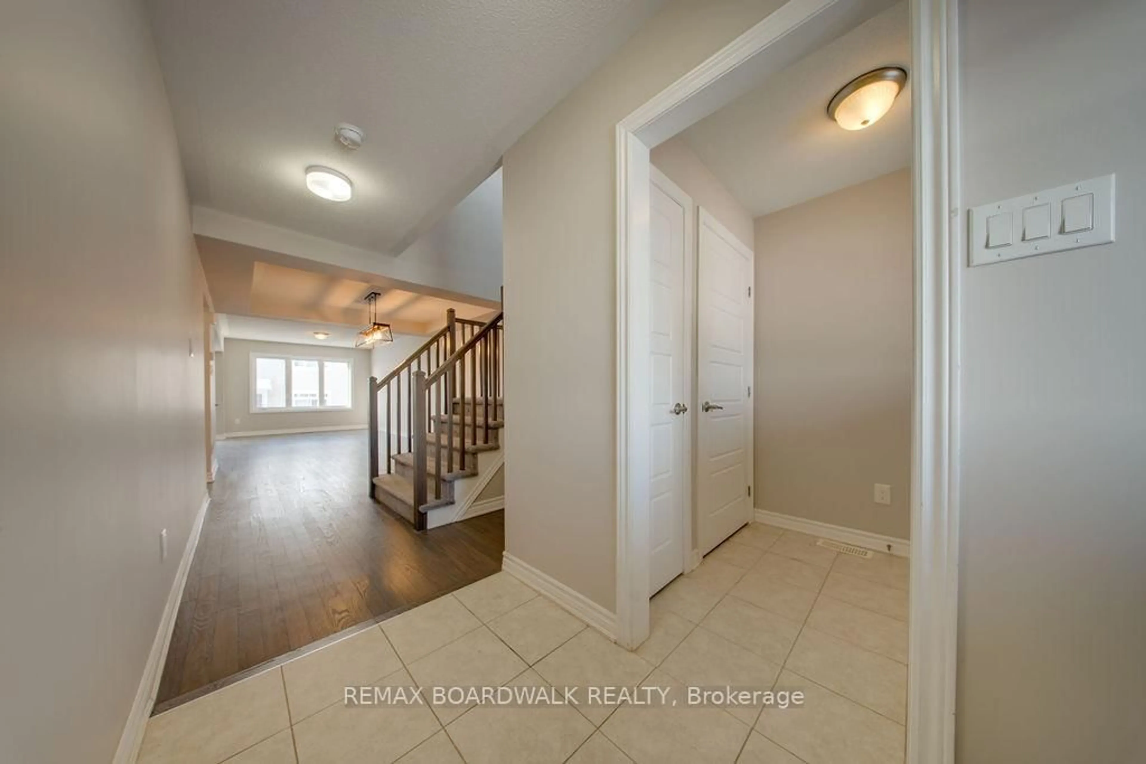 Indoor entryway for 132 Conifer Creek Circ, Ottawa Ontario K2M 0M2