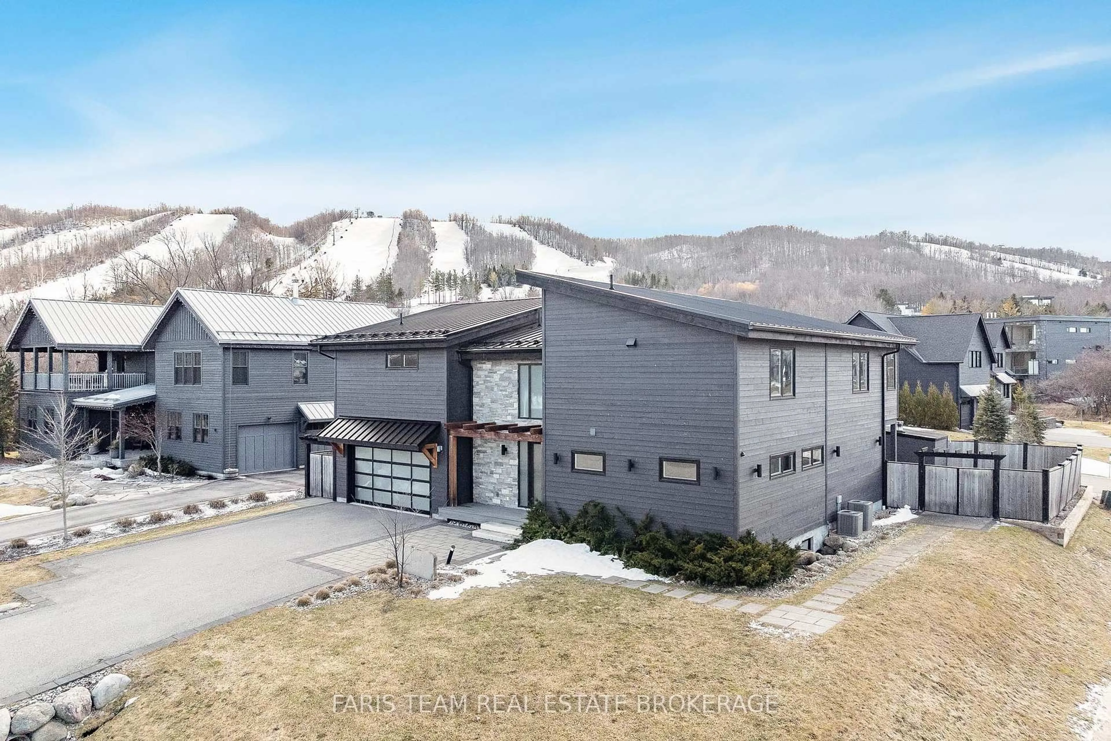 A pic from outside/outdoor area/front of a property/back of a property/a pic from drone, mountain view for 116 Arnot Cres, Blue Mountains Ontario L9Y 0Z8