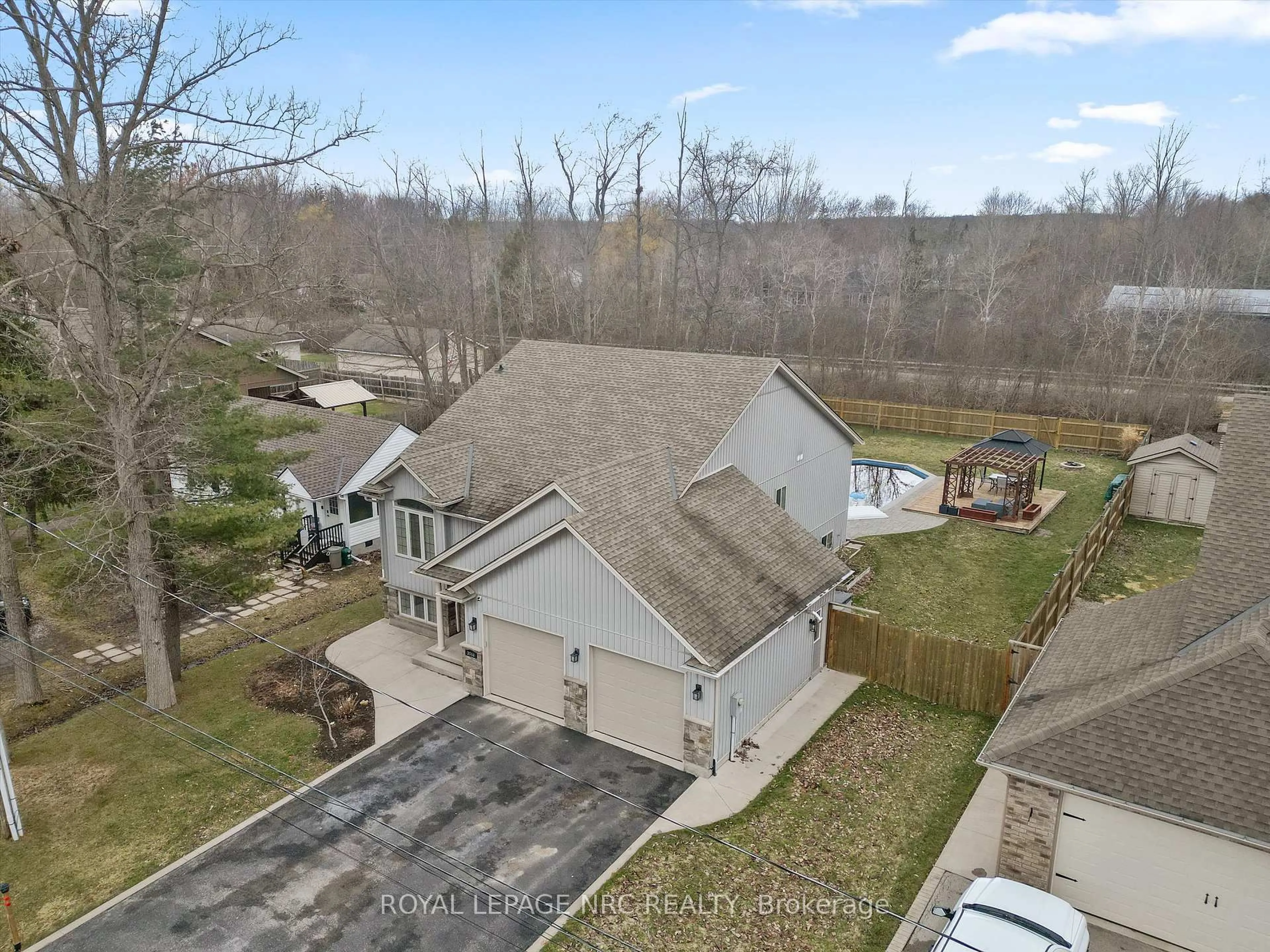 A pic from outside/outdoor area/front of a property/back of a property/a pic from drone, unknown for 3044 Hyman Ave, Fort Erie Ontario L0S 1N0