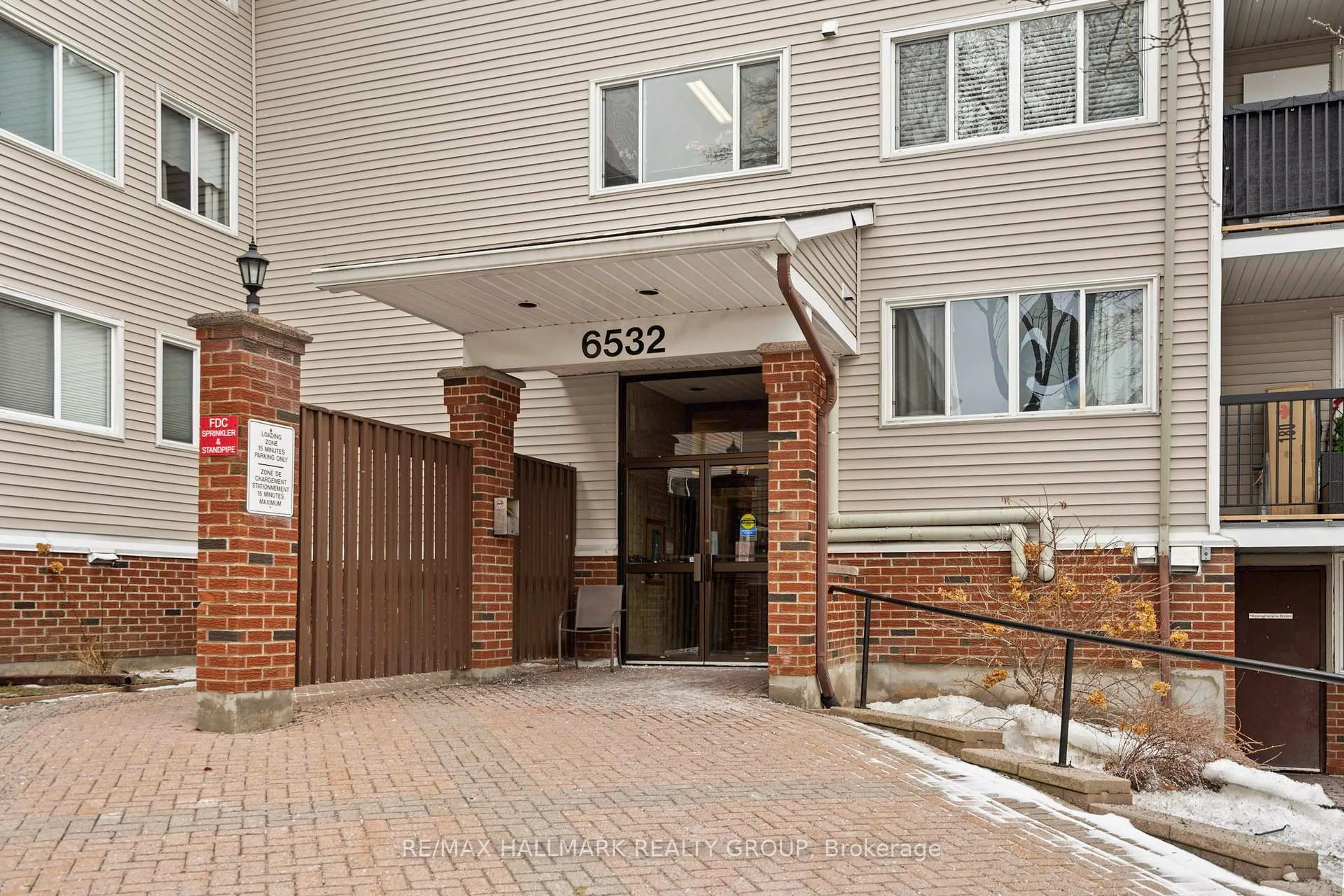 Indoor foyer for 6532 Bilberry Dr #315, Ottawa Ontario K1C 4N9