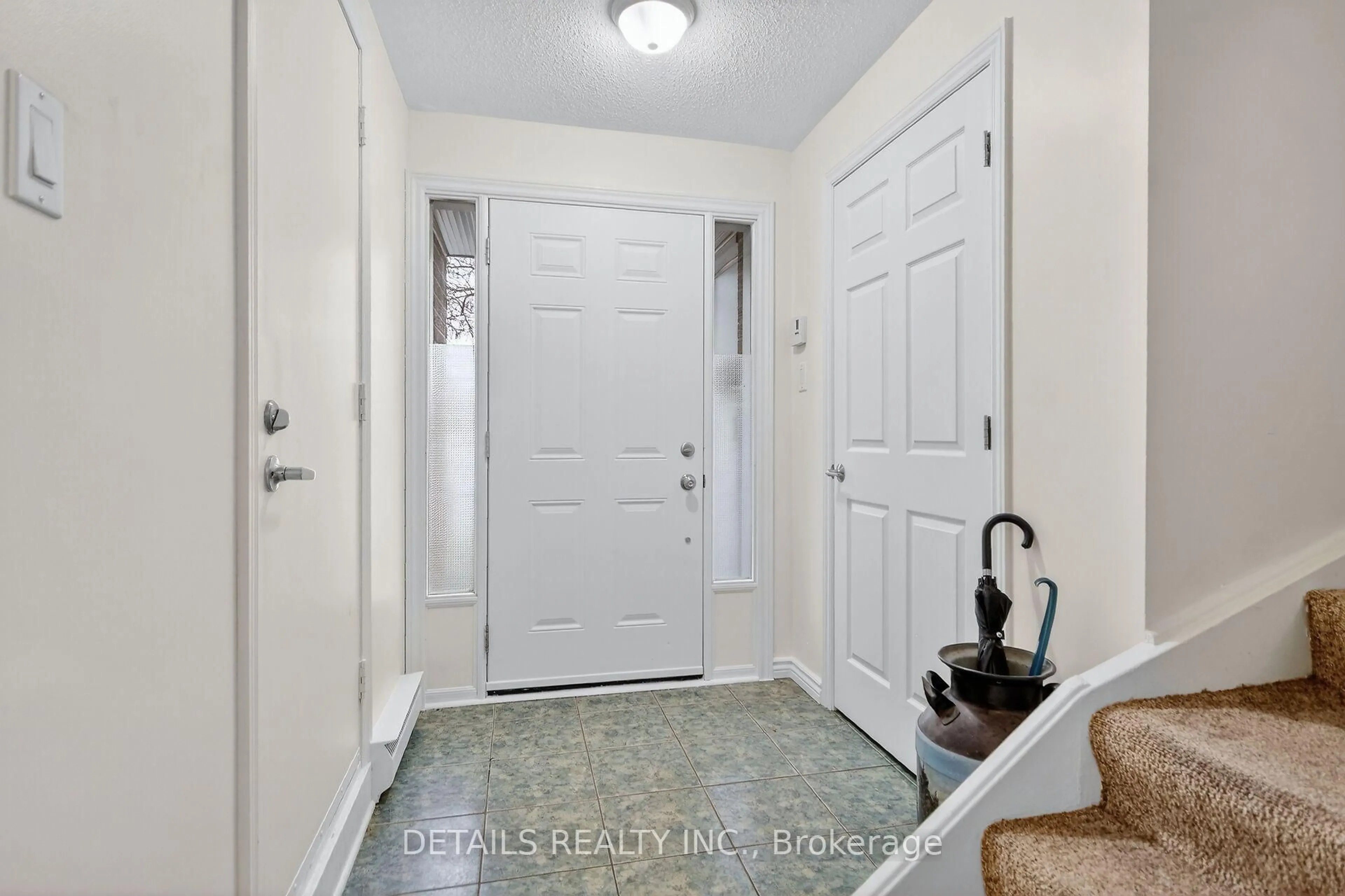 Indoor entryway for 40 Appleby Private #5, Ottawa Ontario K2C 3P4