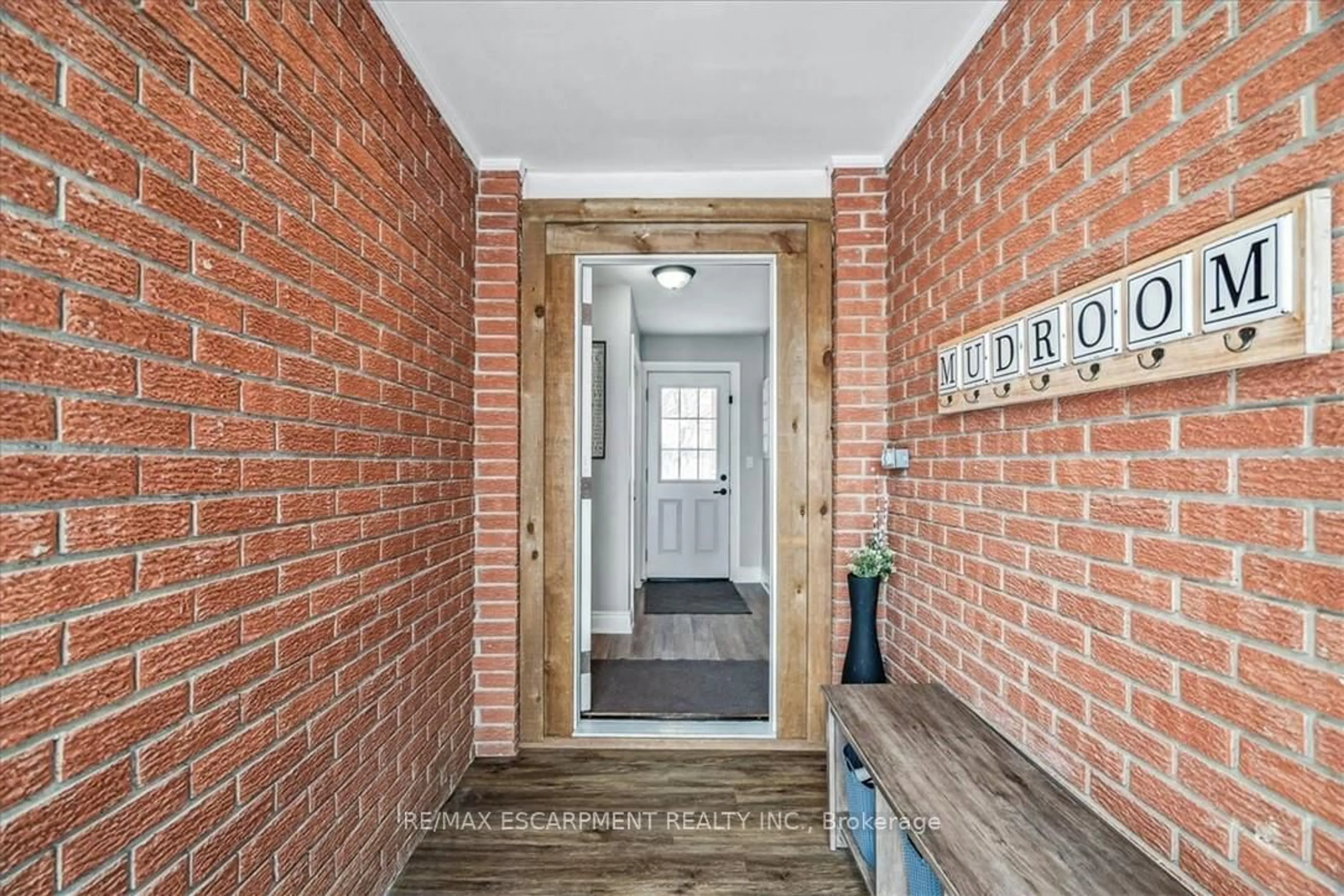 Indoor entryway for 5295 Trinity Church Rd, Hamilton Ontario L0R 1C0