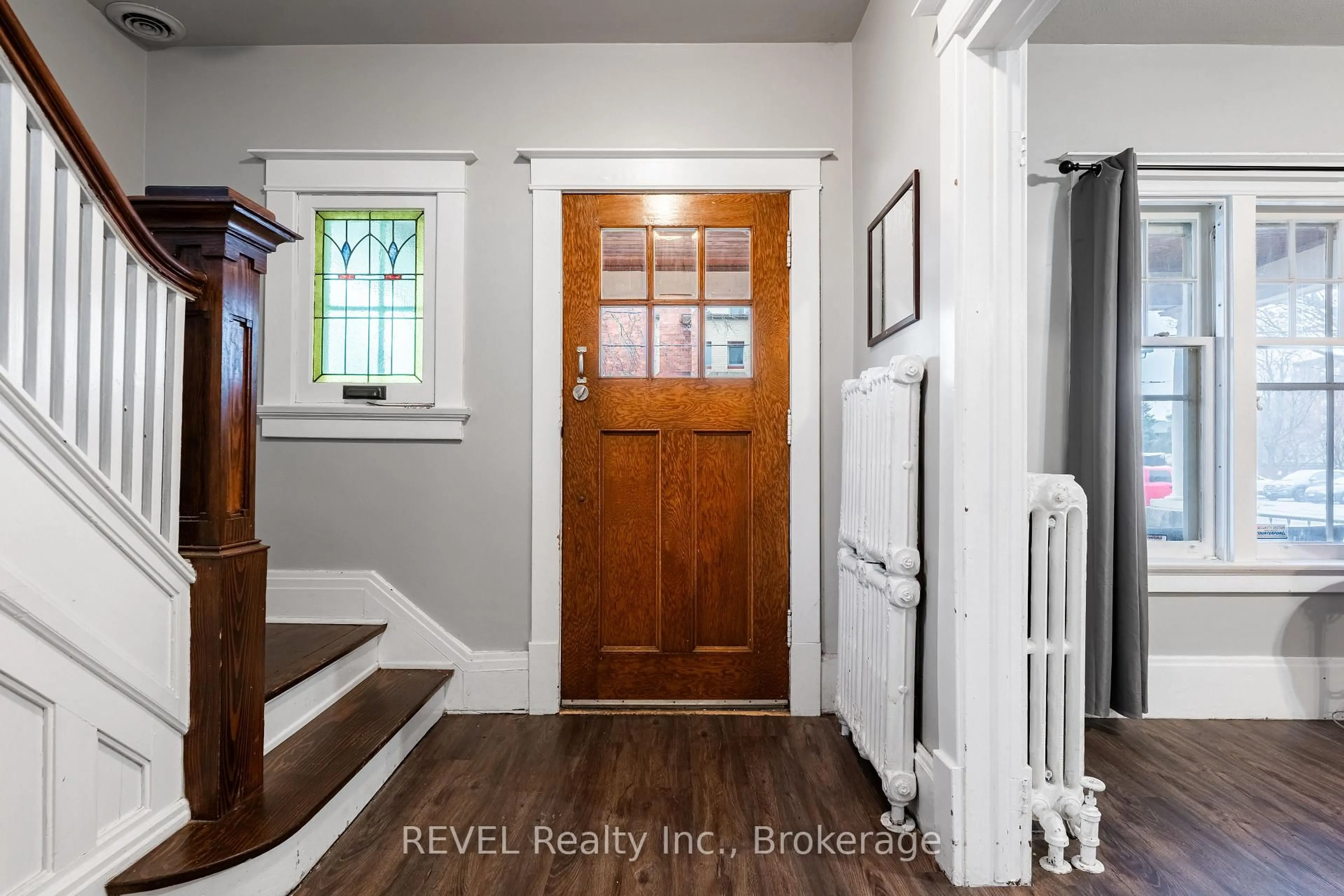 Indoor entryway for 17 Beecher St, St. Catharines Ontario L2R 5S4
