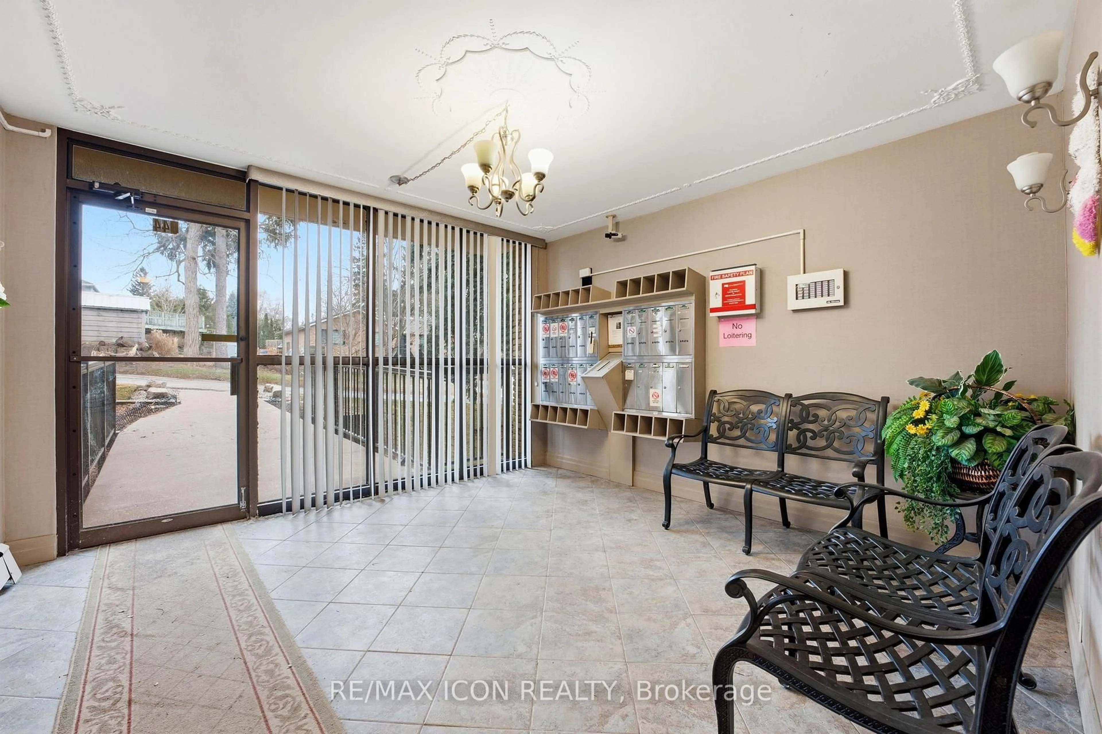 Indoor foyer for 944 Caledonian View #206, Cambridge Ontario N3H 1A5