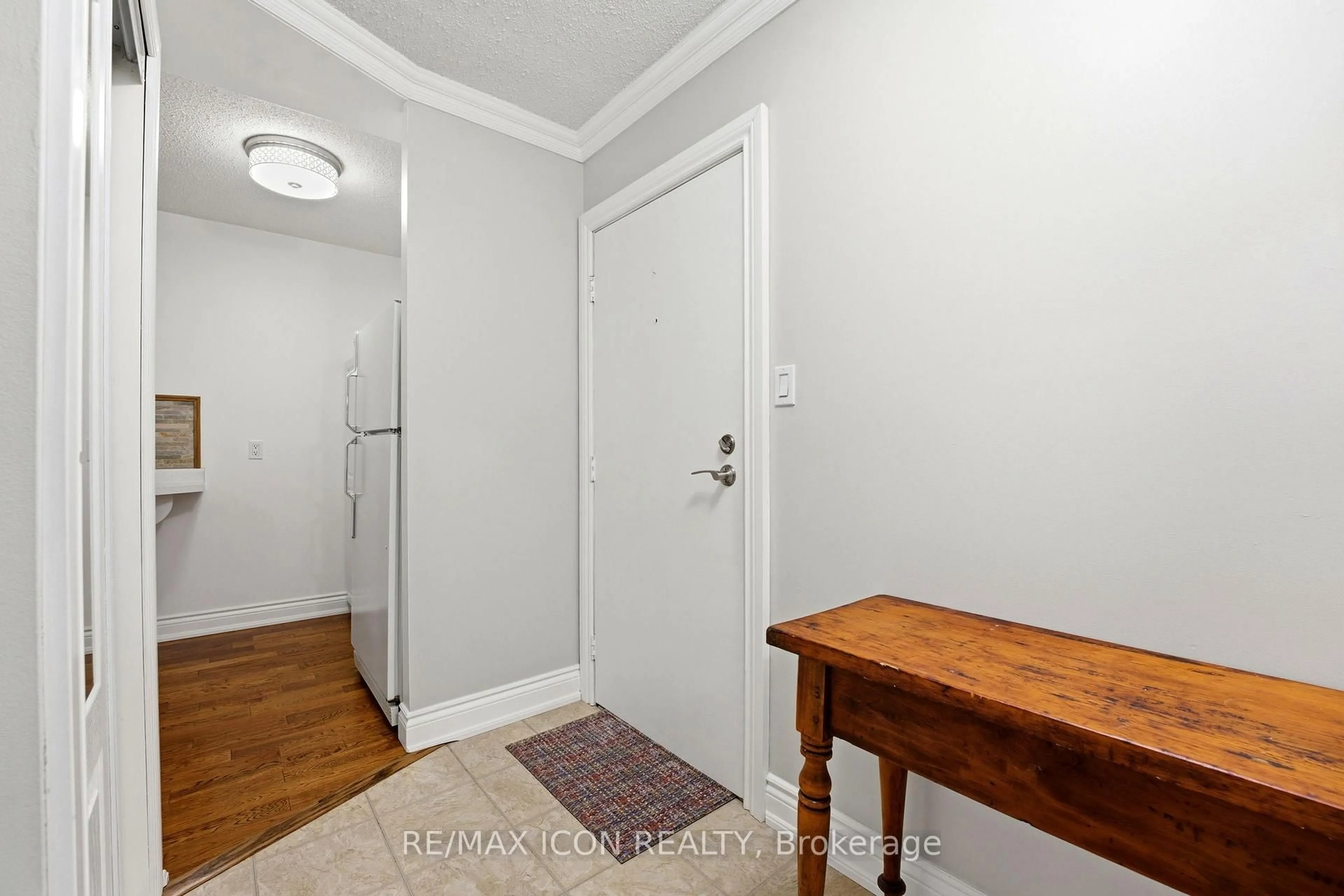 Indoor entryway for 944 Caledonian View #206, Cambridge Ontario N3H 1A5