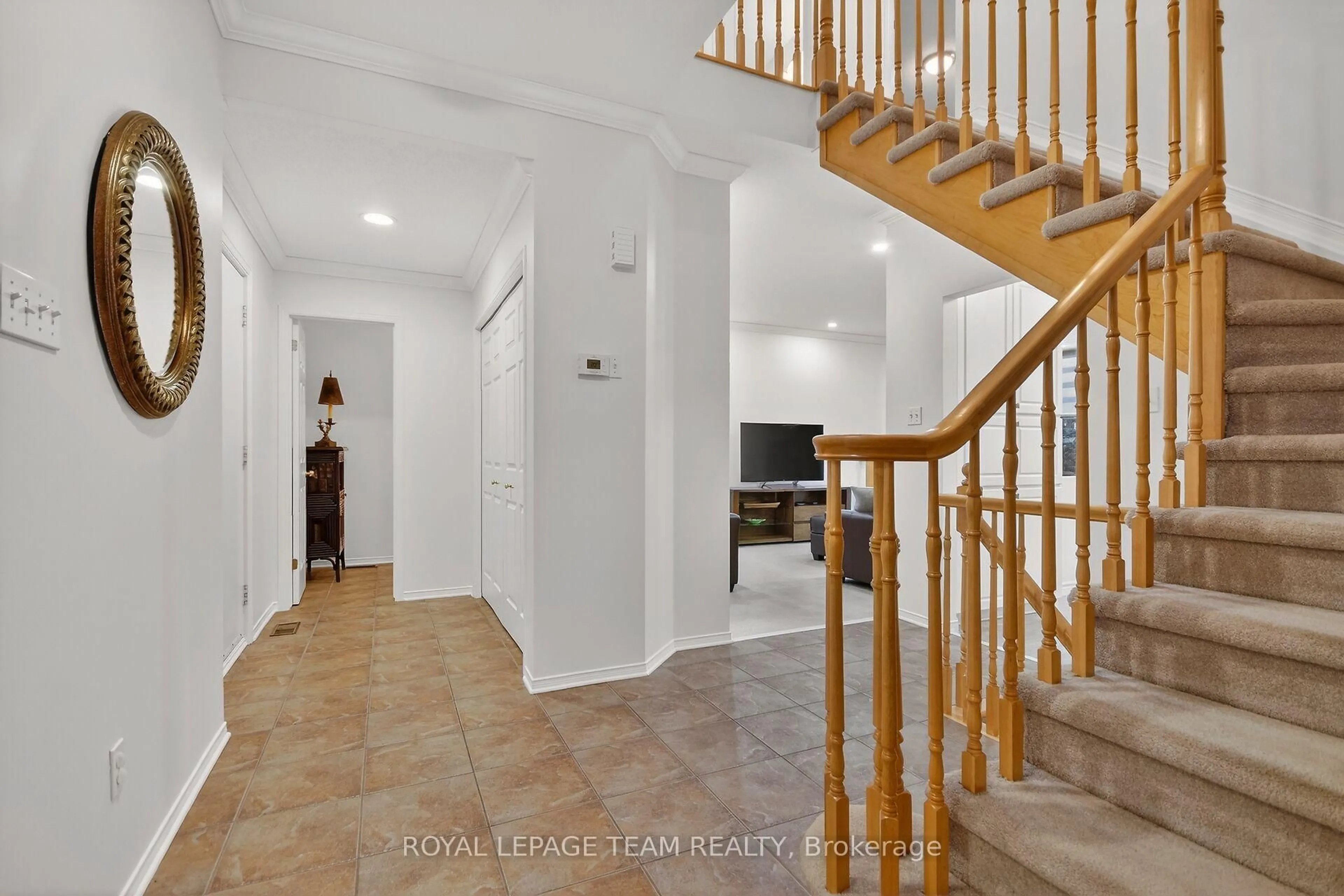 Indoor entryway for 3113 Apple Hill Dr, Ottawa Ontario K1T 3Z2