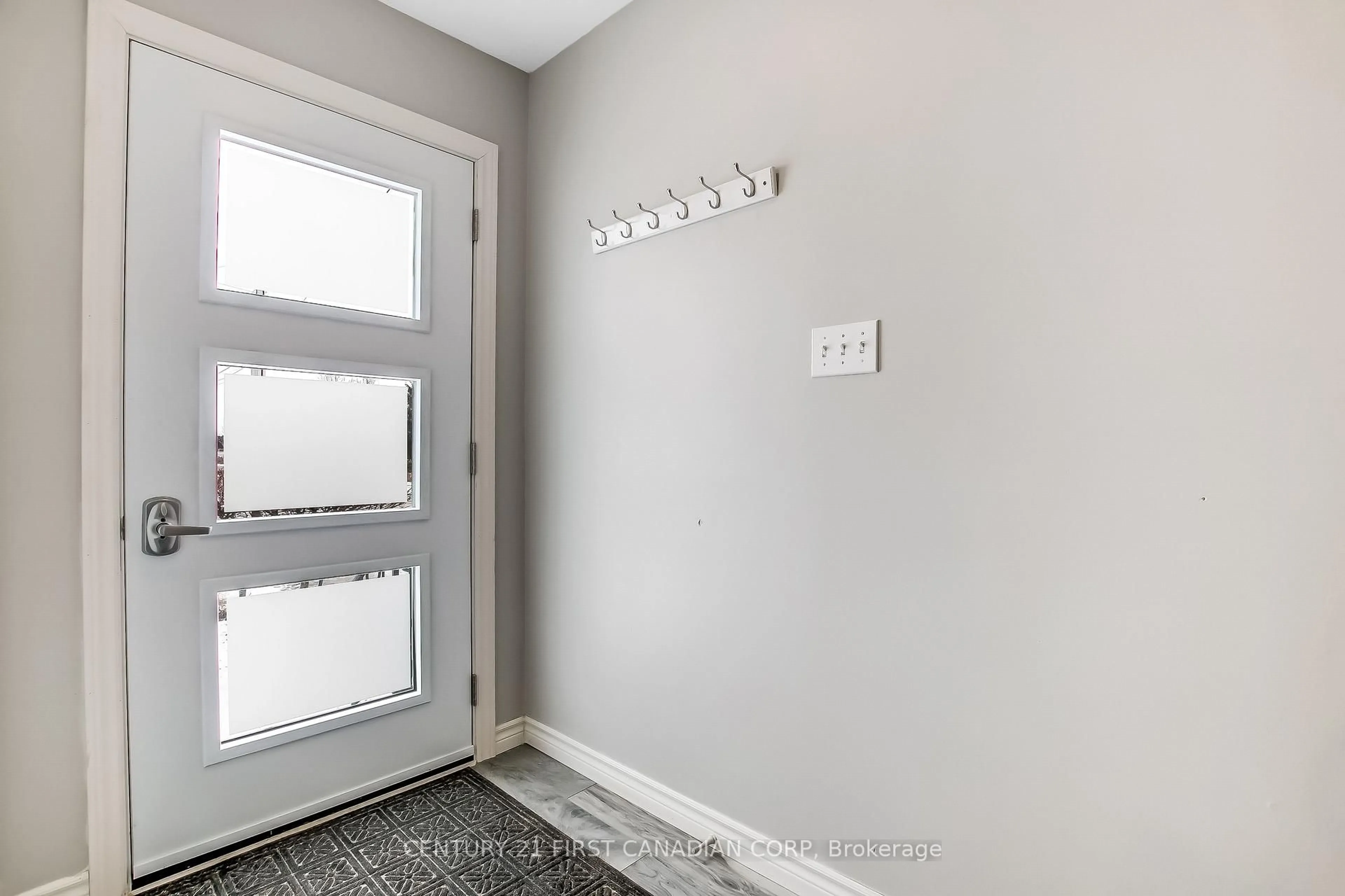 Indoor entryway for 111B Symes St, Southwest Middlesex Ontario N0L 1M0
