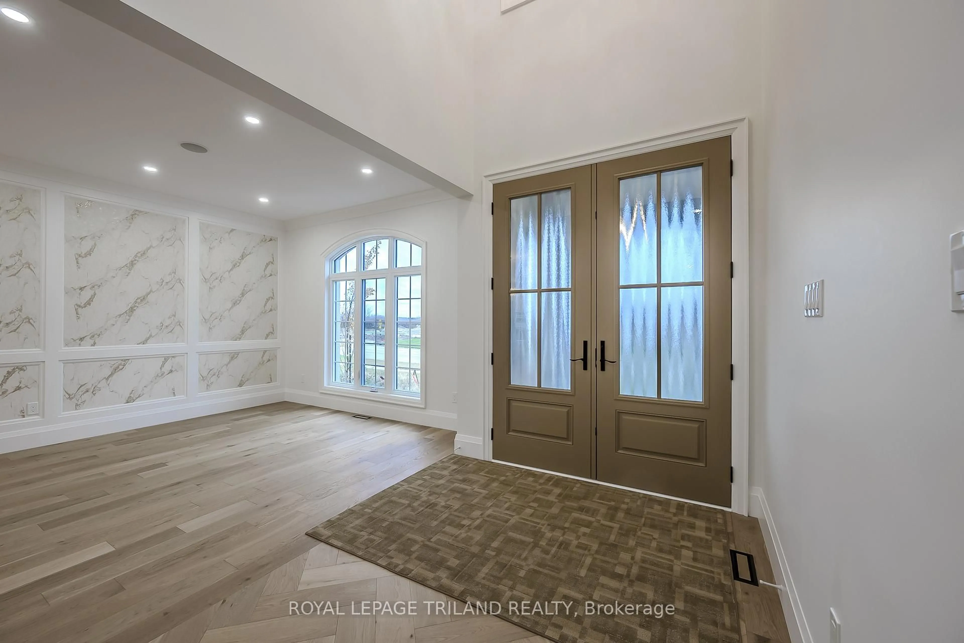 Indoor entryway for 4038 AYRSHIRE Ave, London South Ontario N6P 0H7