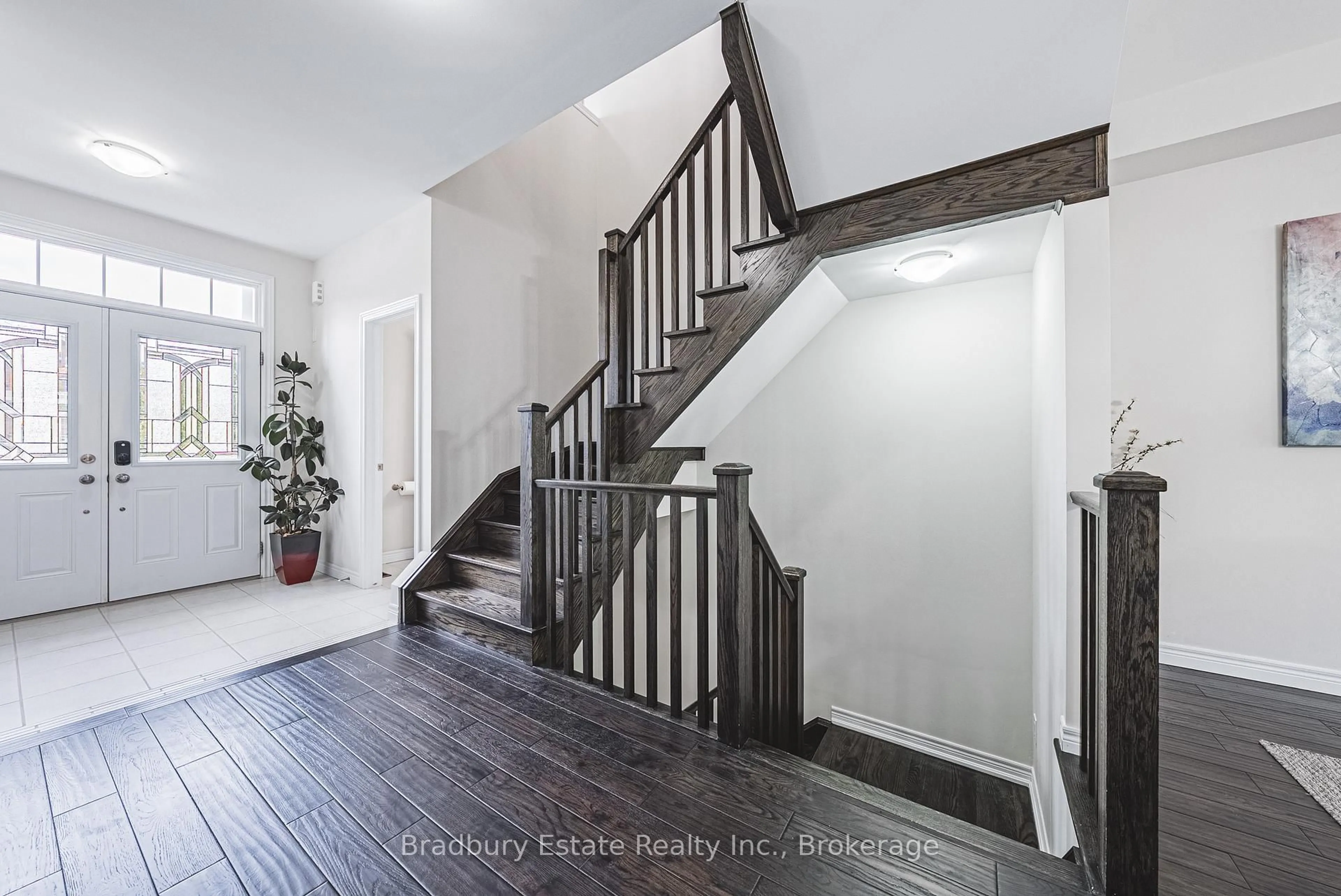Indoor entryway for 11 Weathering Heights Dr, Hamilton Ontario L8J 0E6