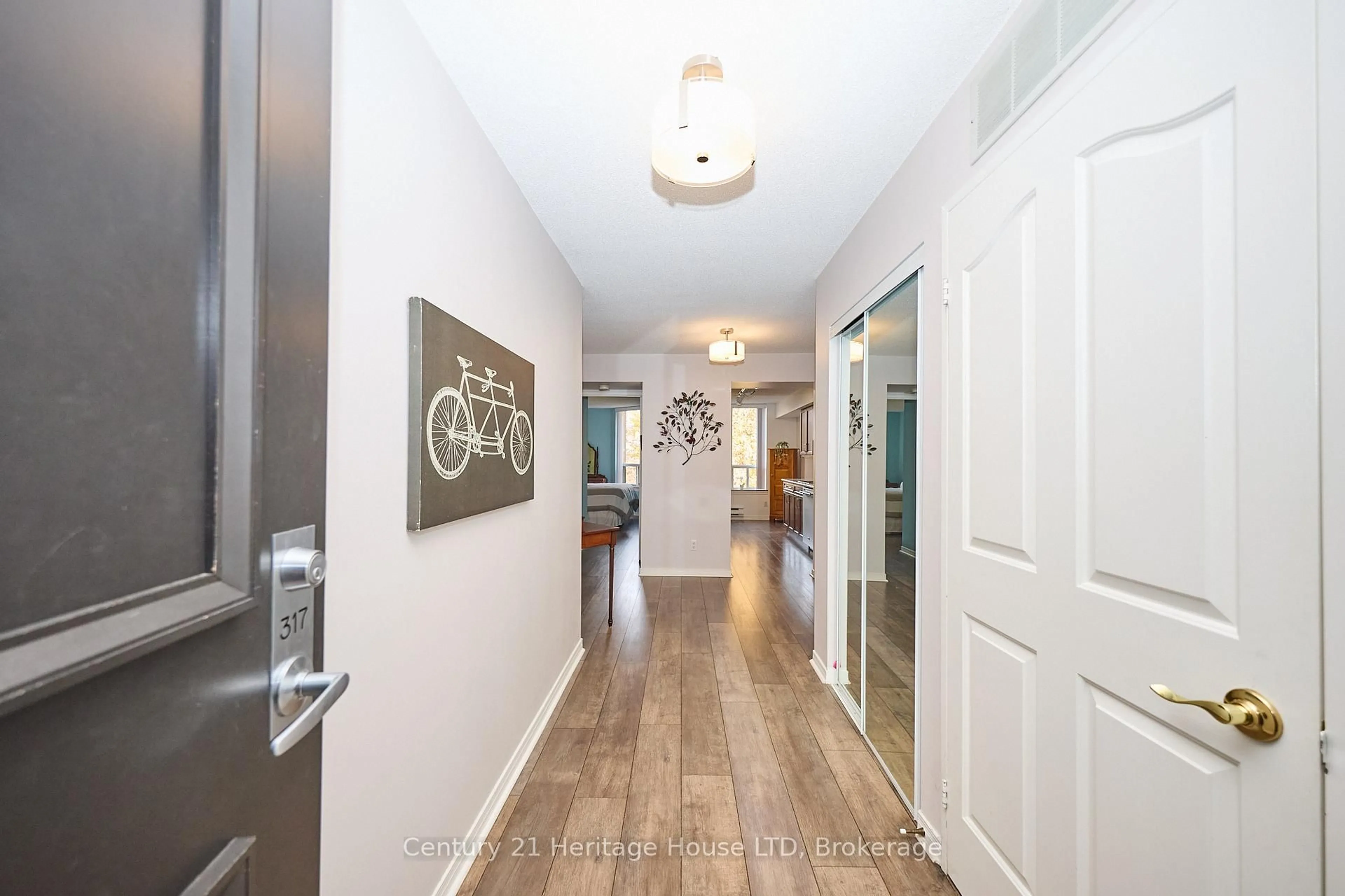 Indoor entryway for 8111 Forest Glen Dr #317, Niagara Falls Ontario L2H 2Y7