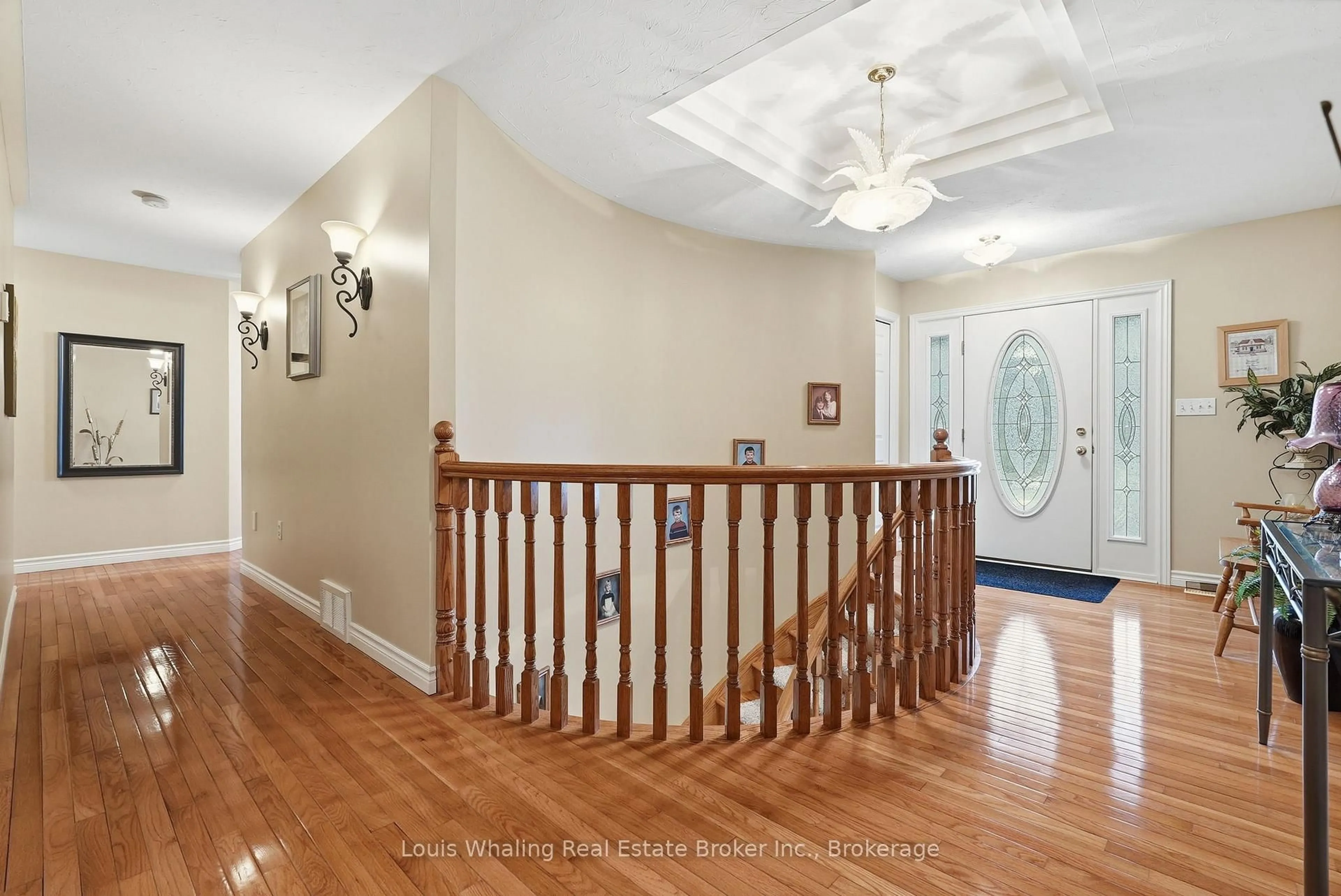 Indoor foyer for 711 21st A Ave, Hanover Ontario N4N 3M2