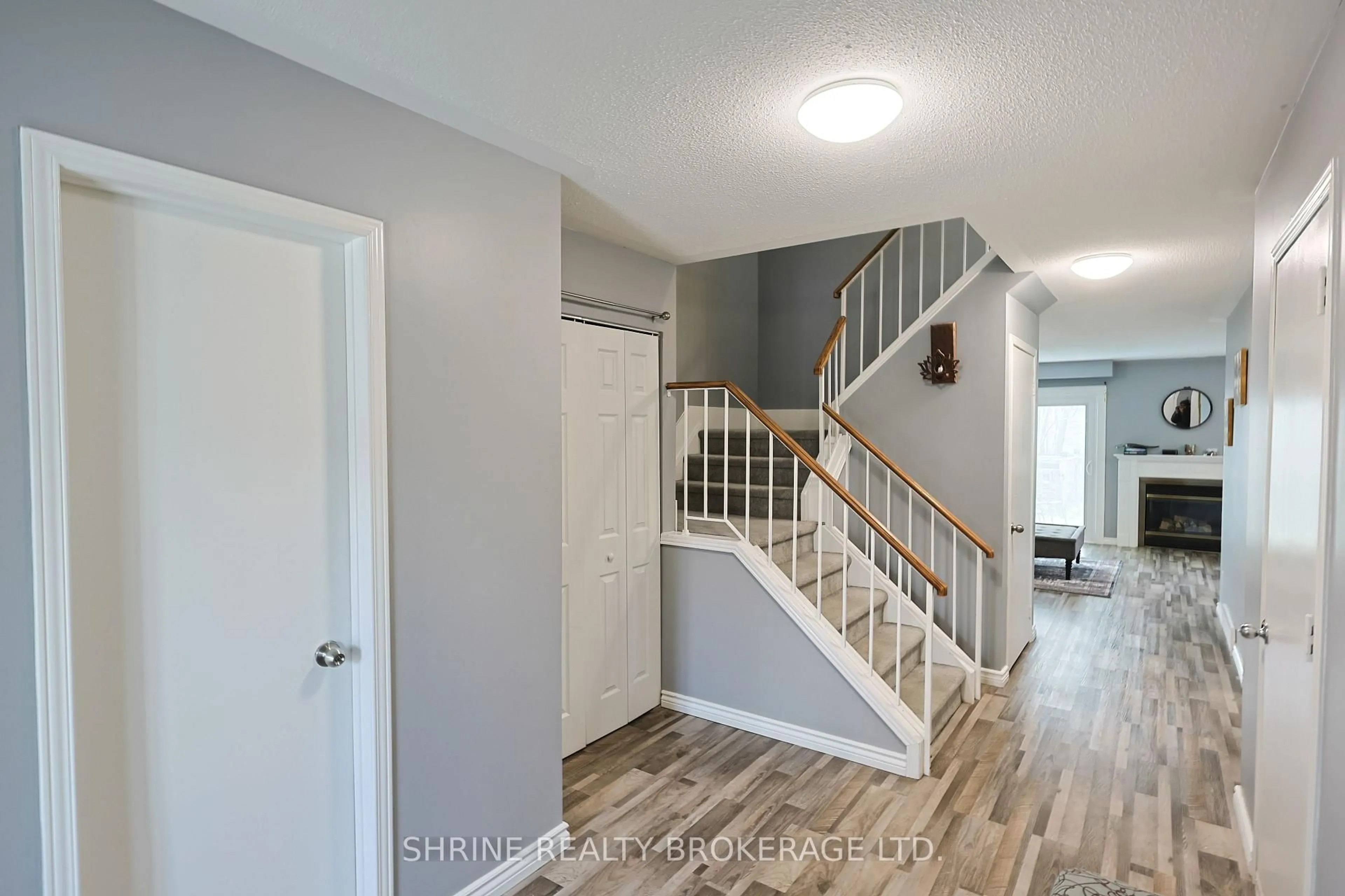 Indoor entryway for 122 Andover Dr, London South Ontario N6J 4C3