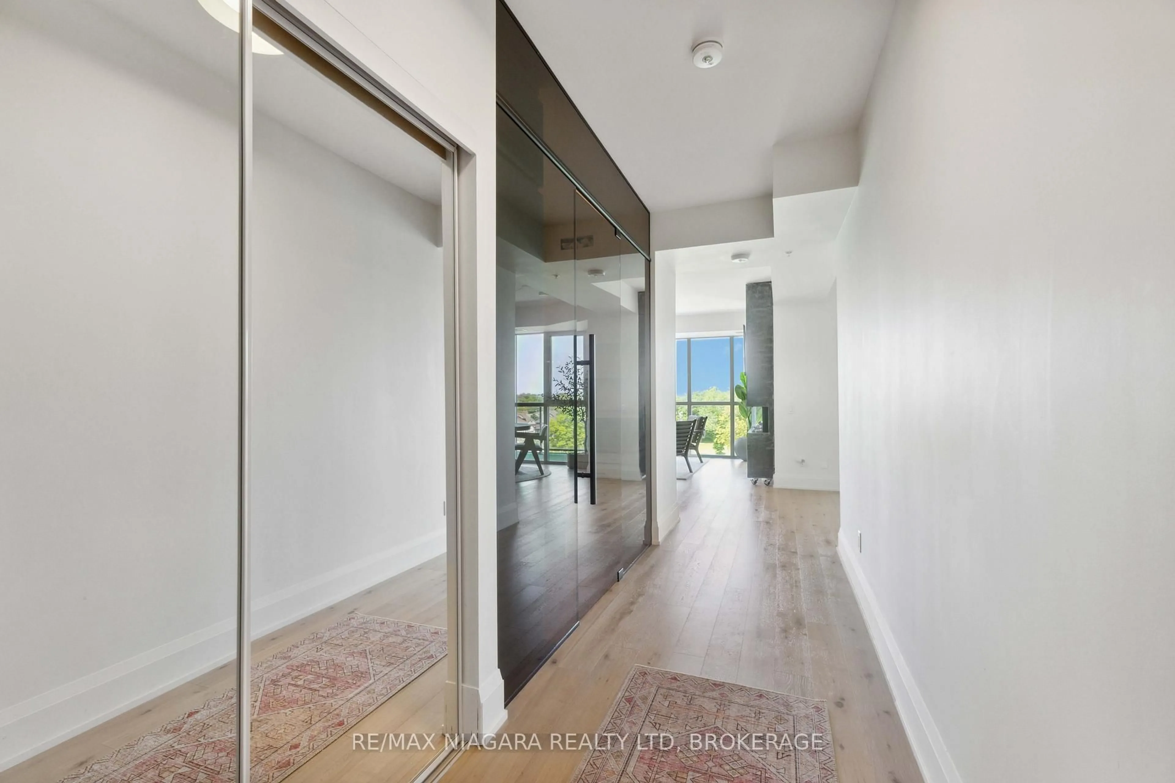 Indoor foyer for 7711 Green vista Gate #601, Niagara Falls Ontario L2H 1R1