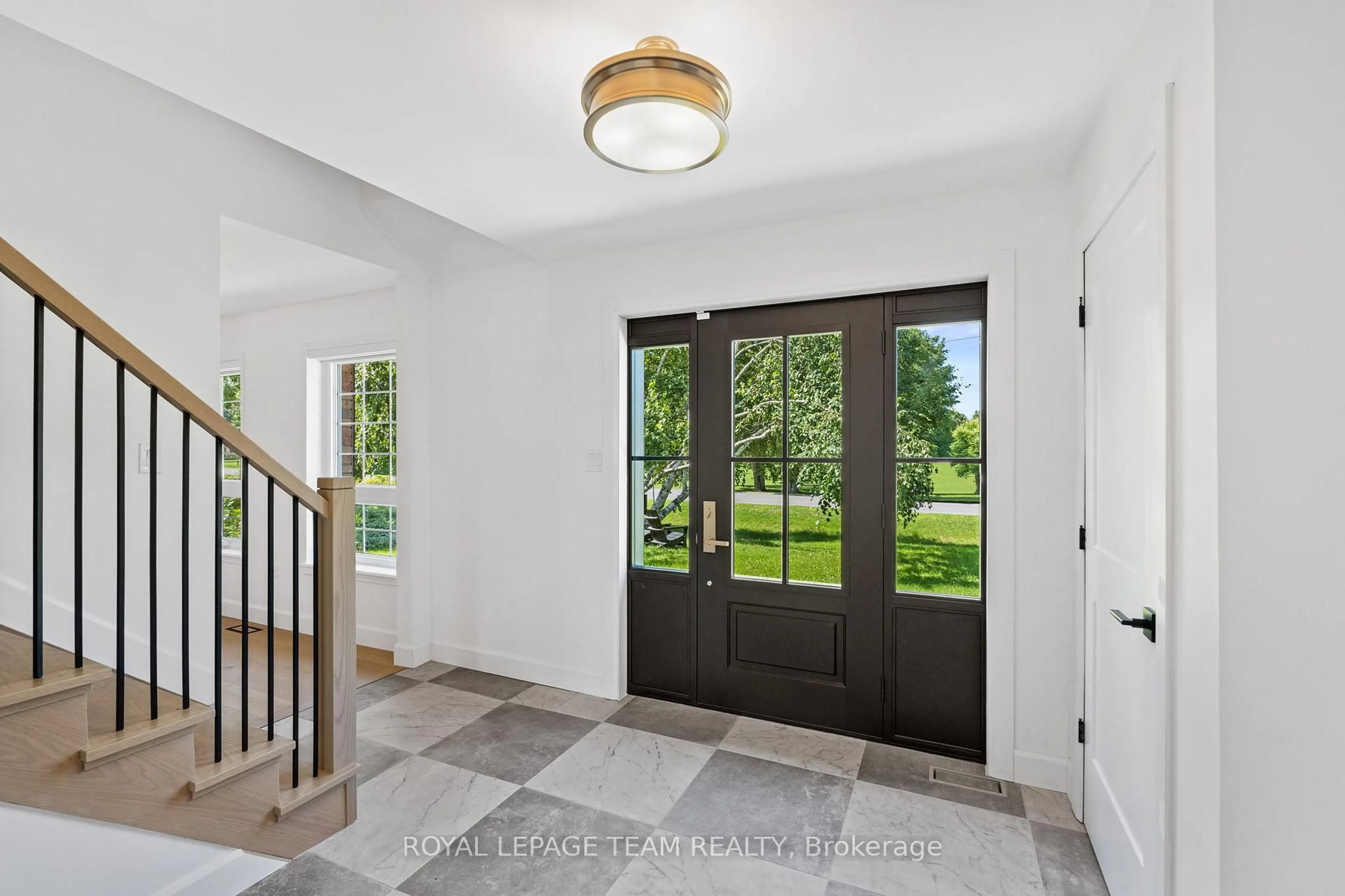 Indoor entryway for 5545 Van Vliet Rd, Manotick Ontario K4M 1J4