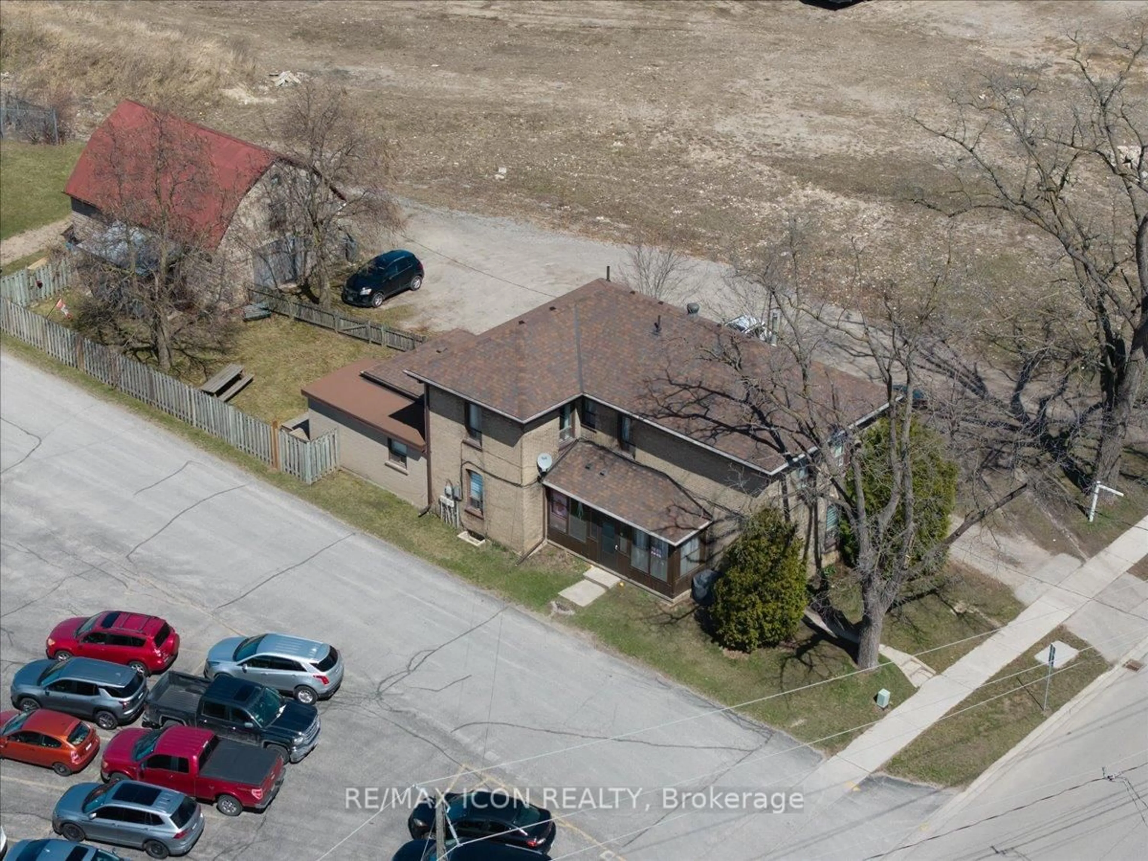 A pic from outside/outdoor area/front of a property/back of a property/a pic from drone, street for 135 Sherwood Dr, Brantford Ontario N3T 1N8