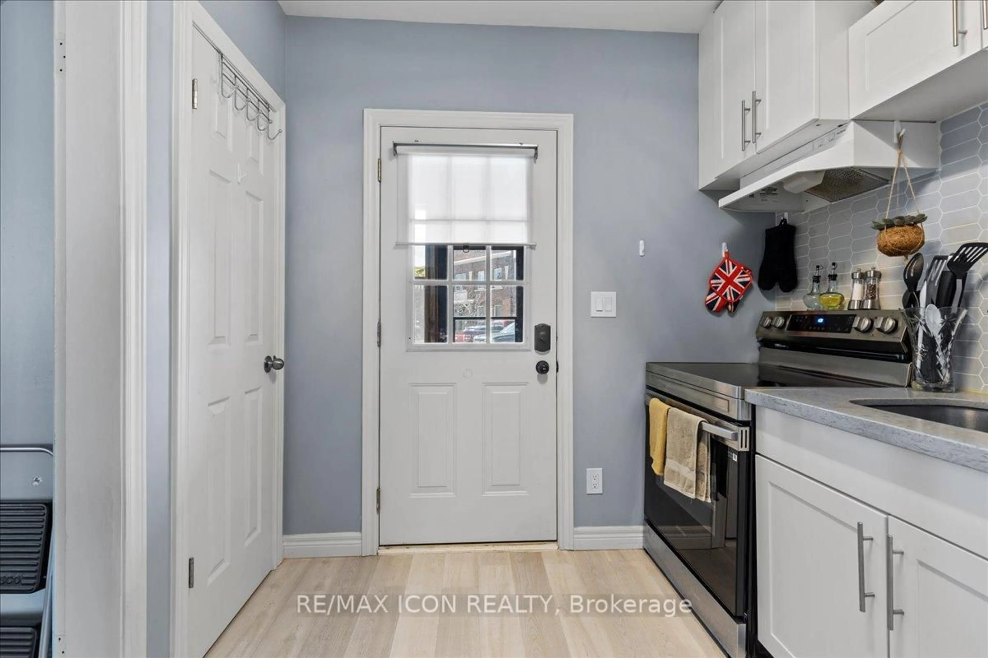 Standard kitchen, ceramic/tile floor for 135 Sherwood Dr, Brantford Ontario N3T 1N8