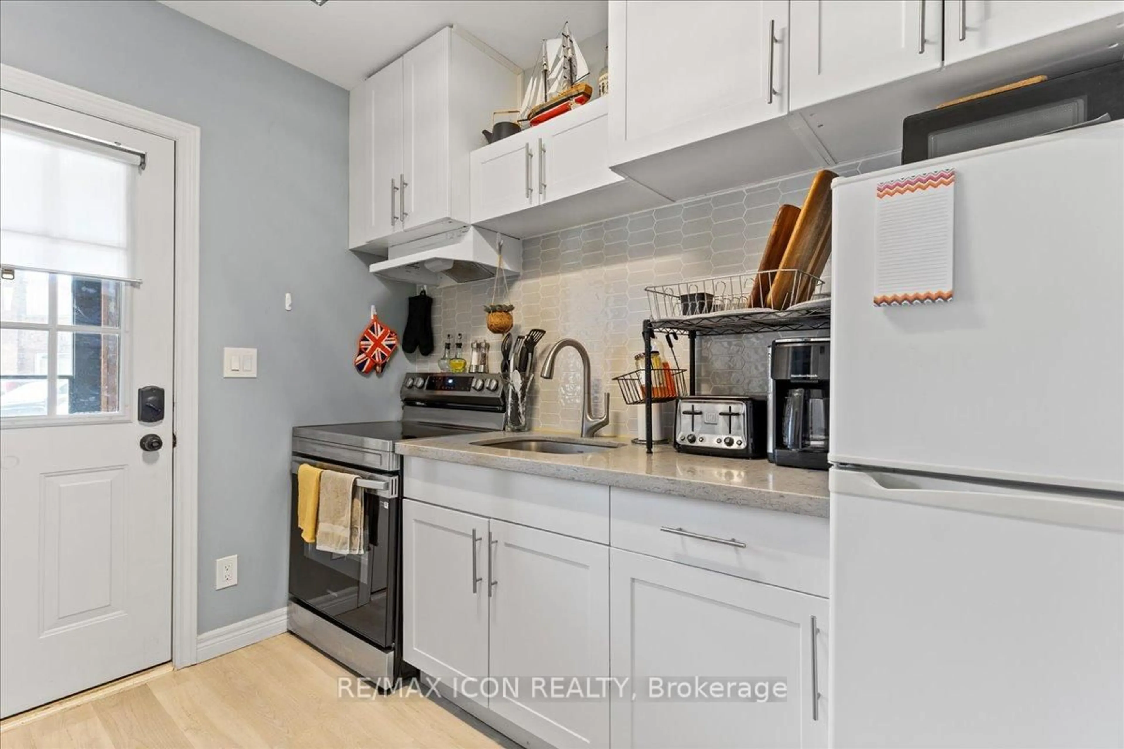 Open concept kitchen, unknown for 135 Sherwood Dr, Brantford Ontario N3T 1N8