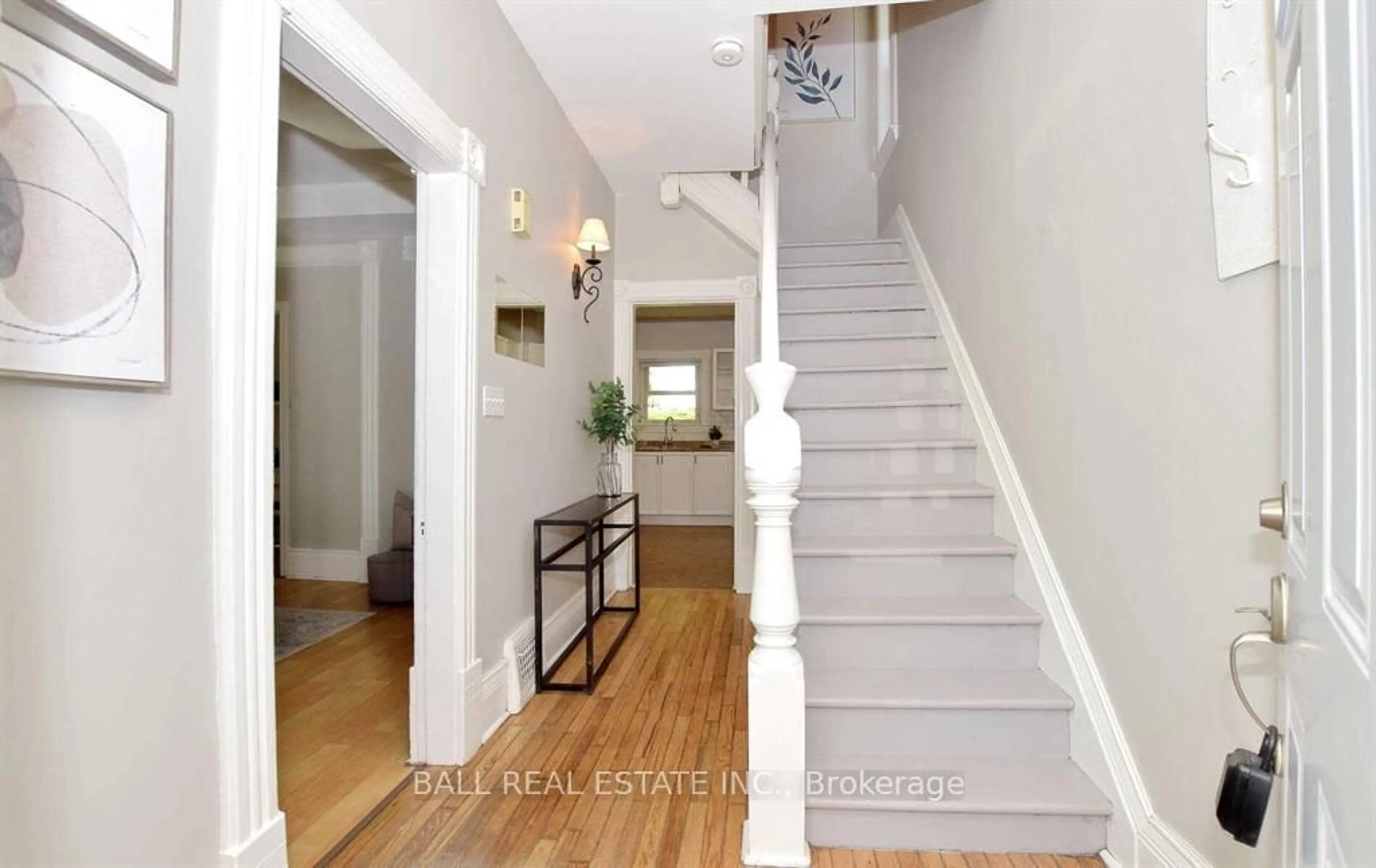 Indoor entryway for 619 Aylmer St, Peterborough Ontario K9H 3X2