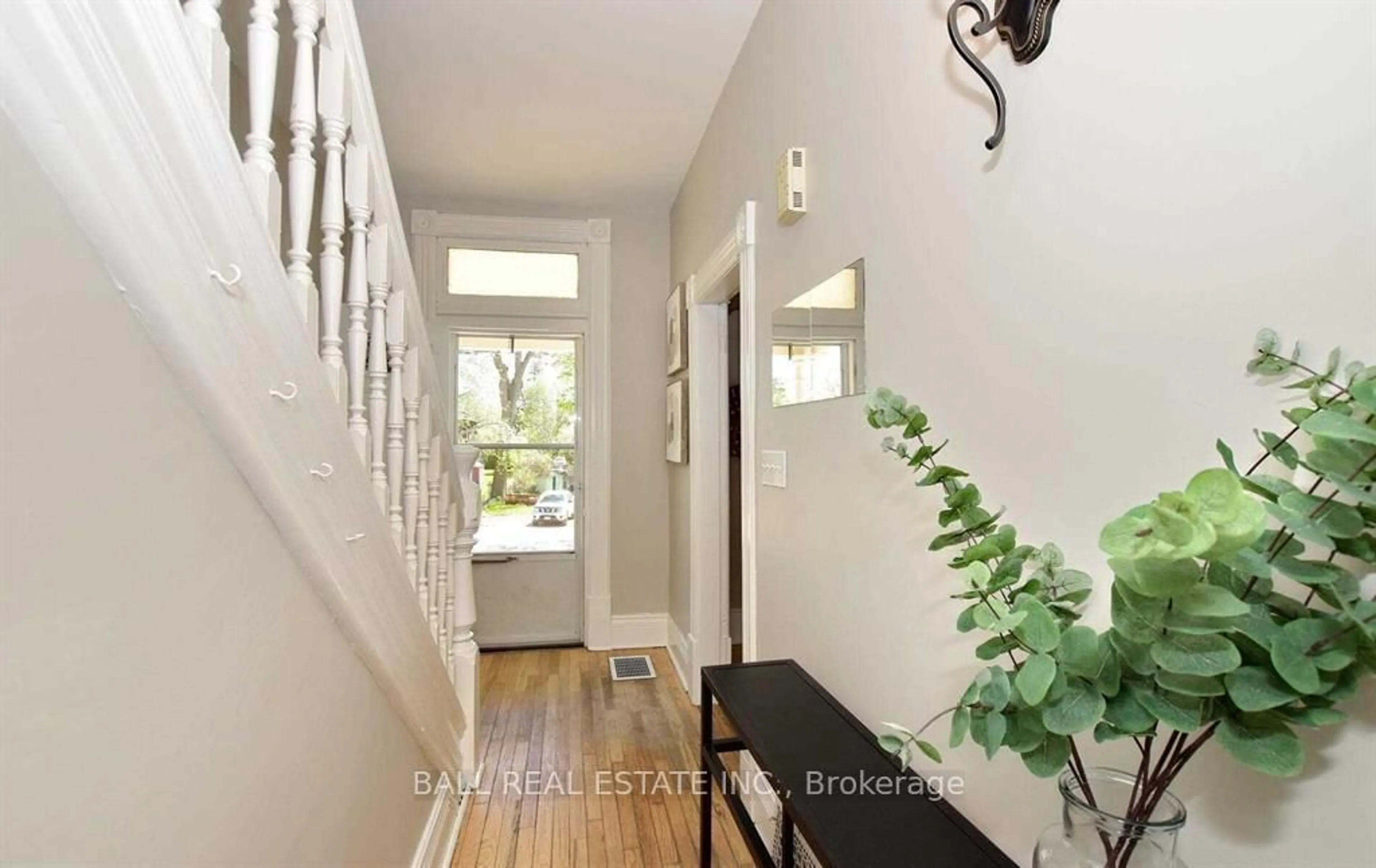Indoor entryway for 619 Aylmer St, Peterborough Ontario K9H 3X2