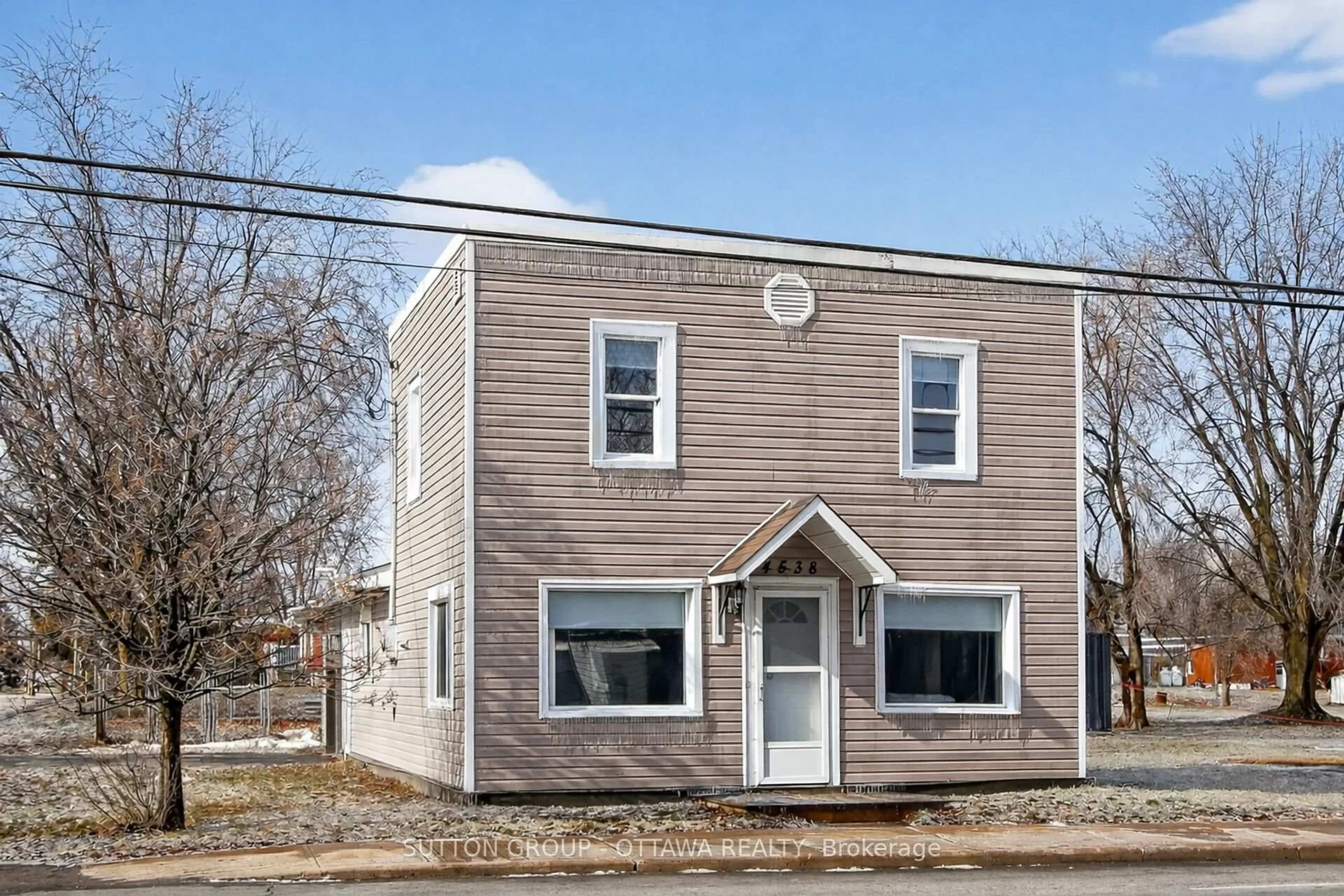 Home with vinyl exterior material, building for 4538 Ste-Catherine St, The Nation Ontario K0C 2B0