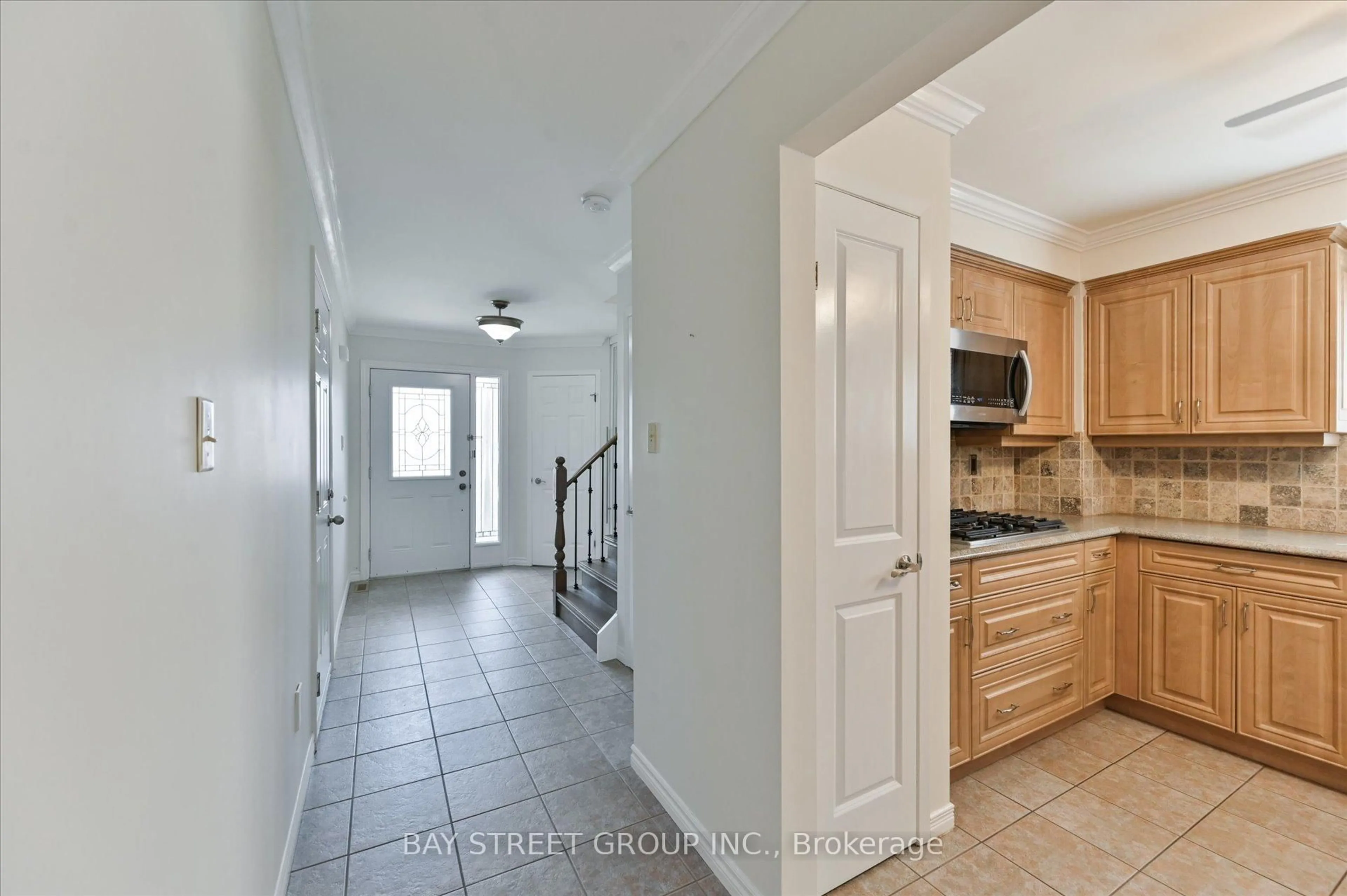 Indoor entryway for 378 East 24th St, Hamilton Ontario L8V 4V2